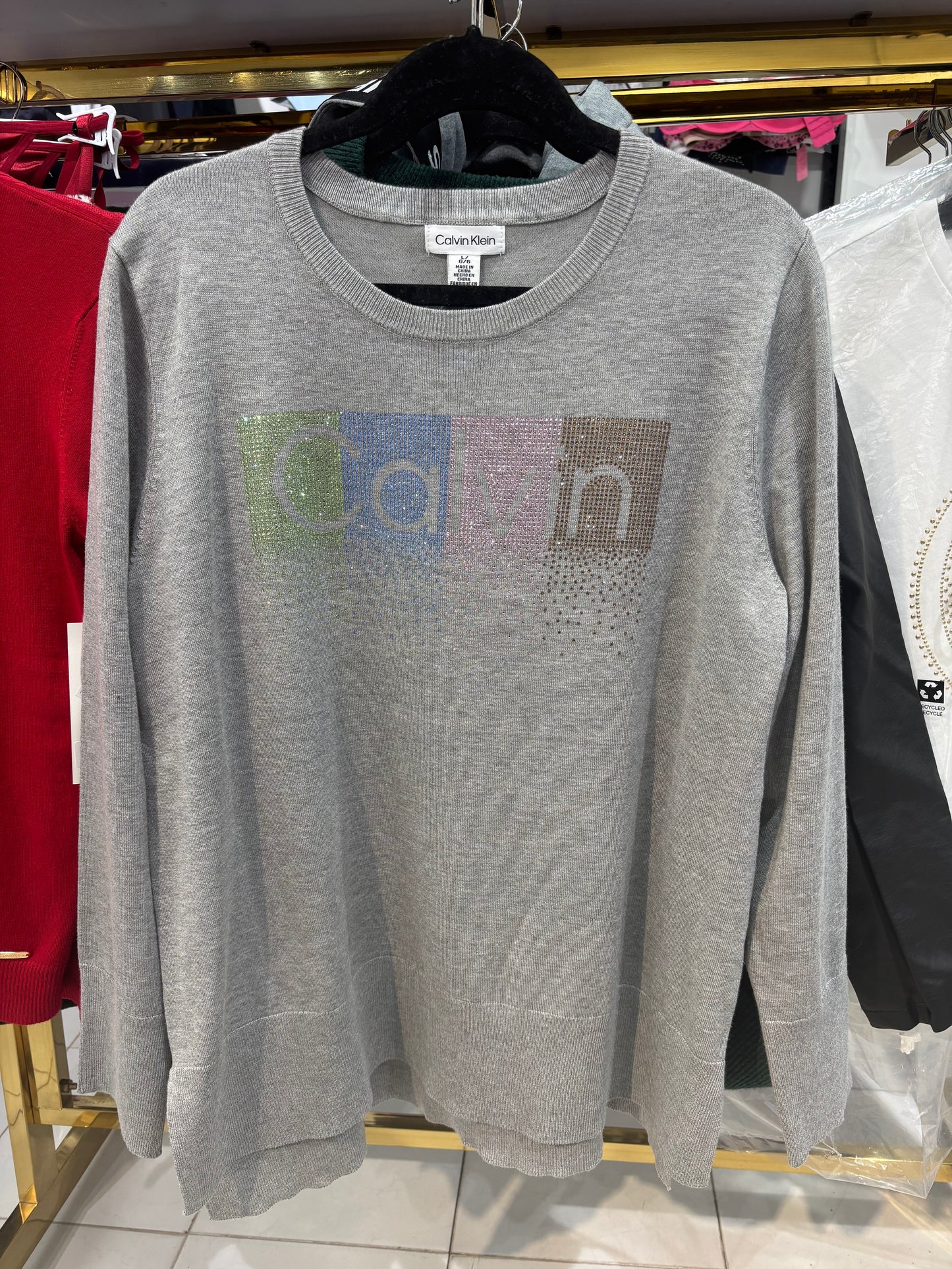 Suéter Calvin K gris con letras de brillos de colores