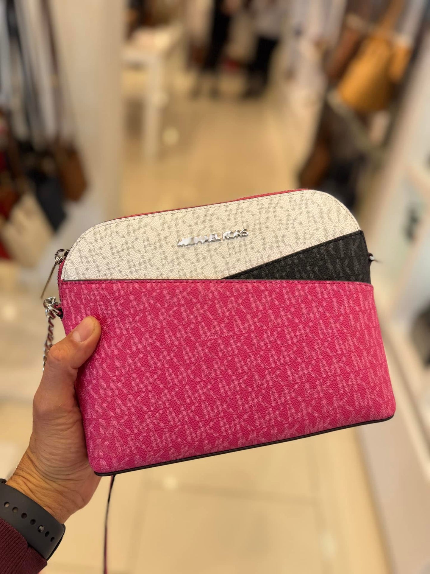 Crossbody Michael k rosa con monogram y detalles en color negro y blanco