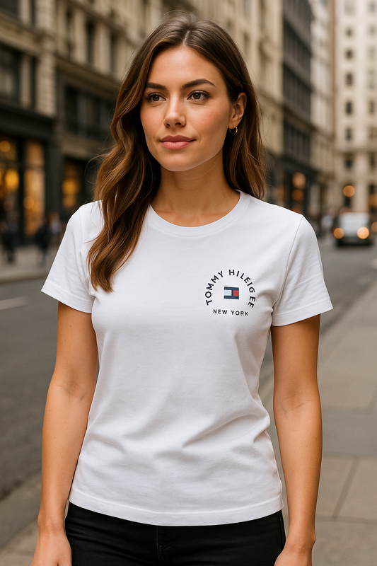 Playera Tommy H blanca con la bandera azul y rojo