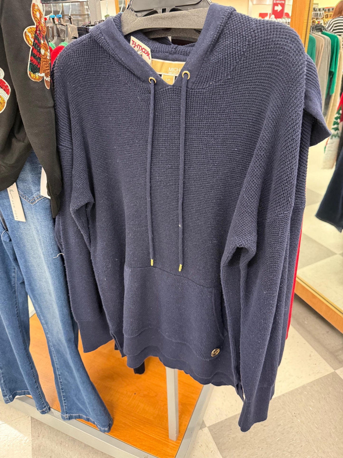 Suéter Michael K azul marino con capucha, cintas y placa dorada