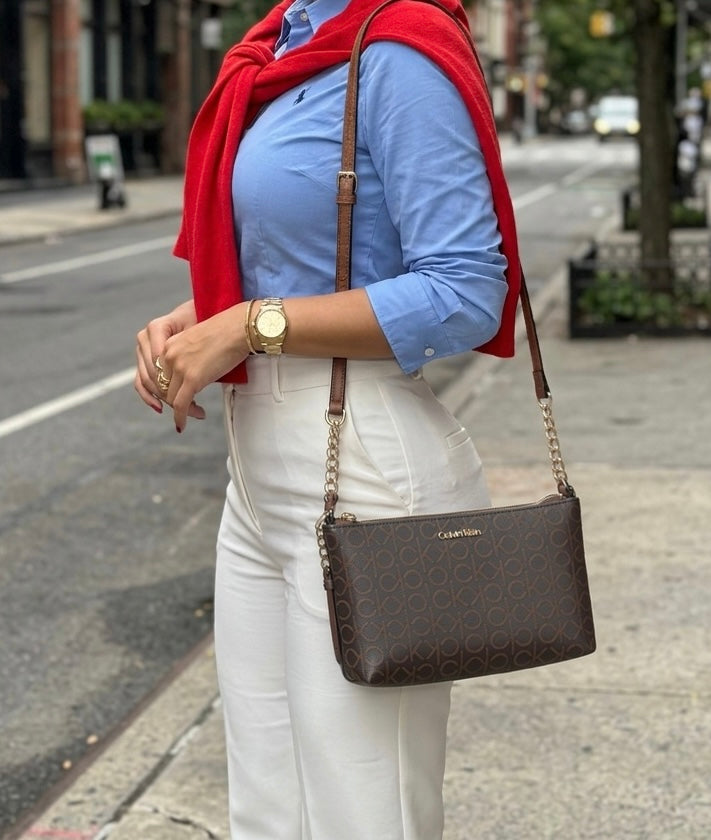 Crossbody Calvin K café con monogram