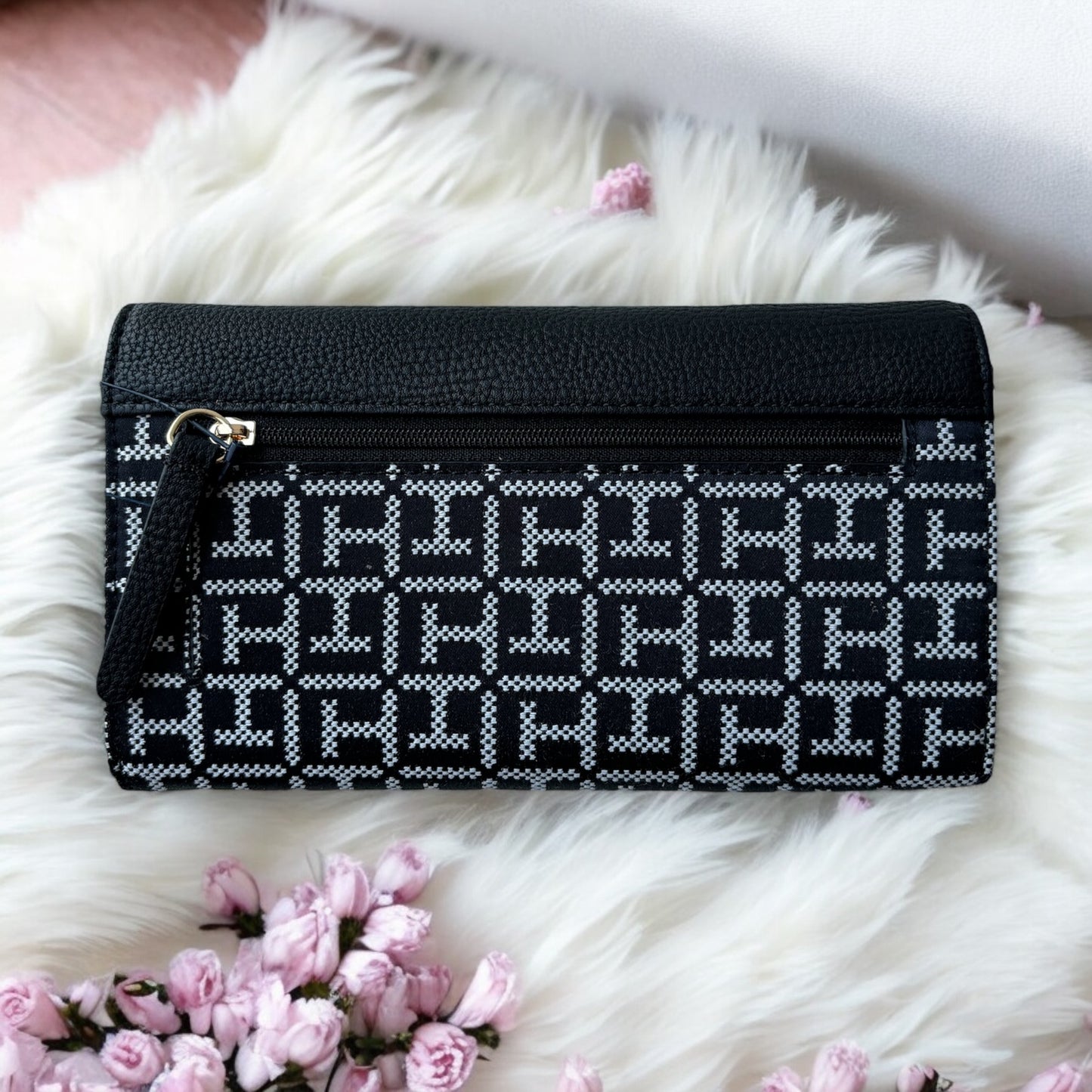 Cartera Tommy H negra con monogram blanco