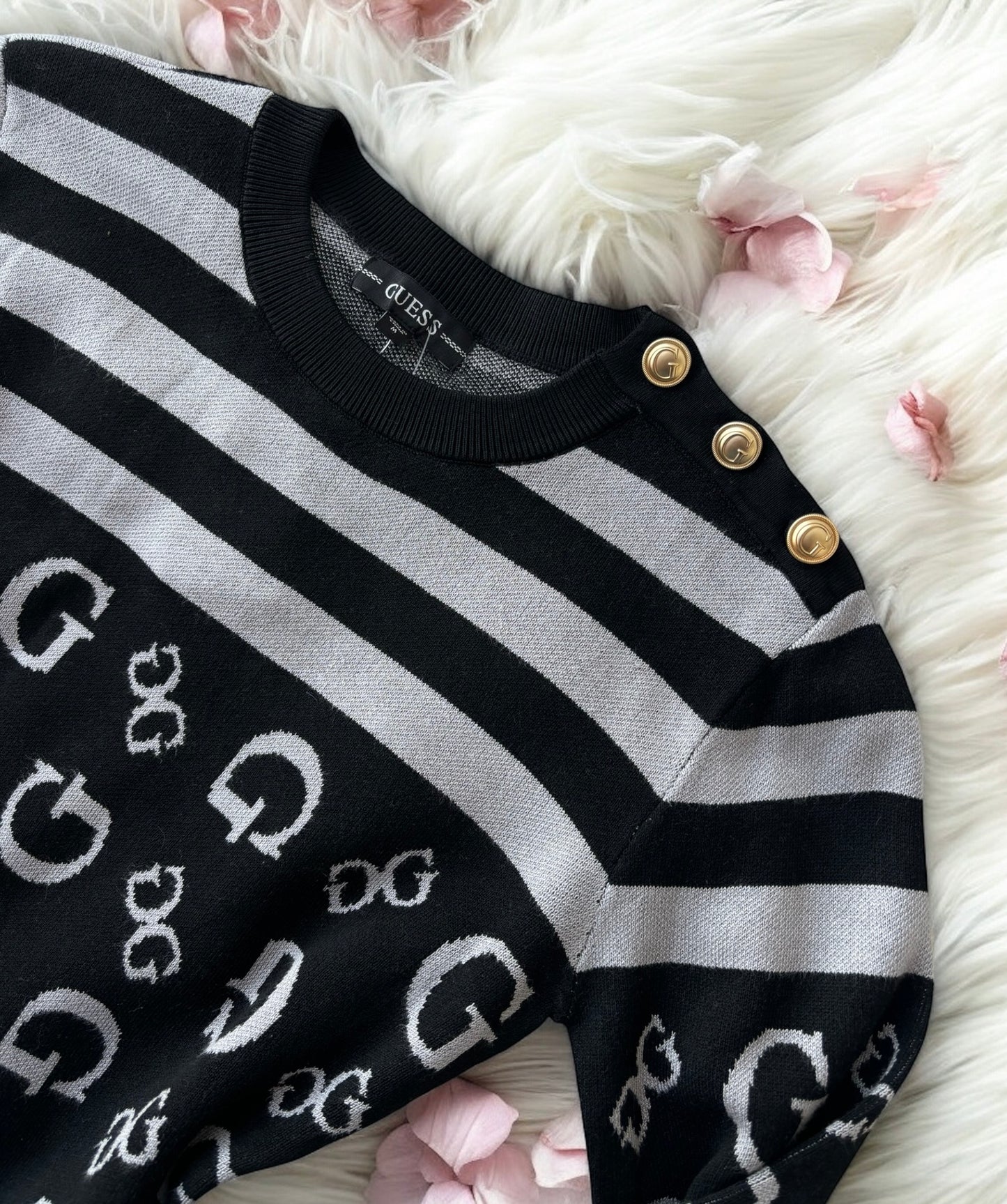 Suter guess negro con monogram gris y botones en hombro