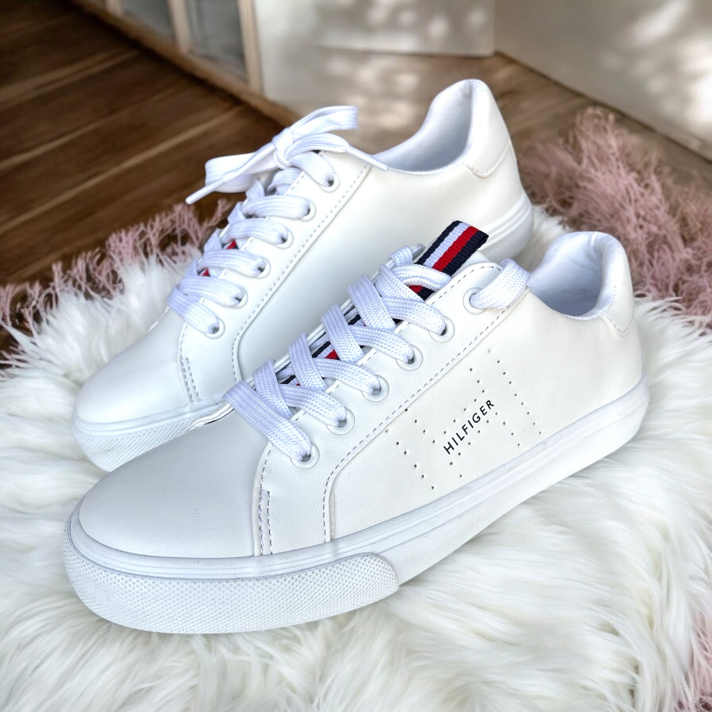 Tenis Tommy H blancos con letras pequeñas azul marino