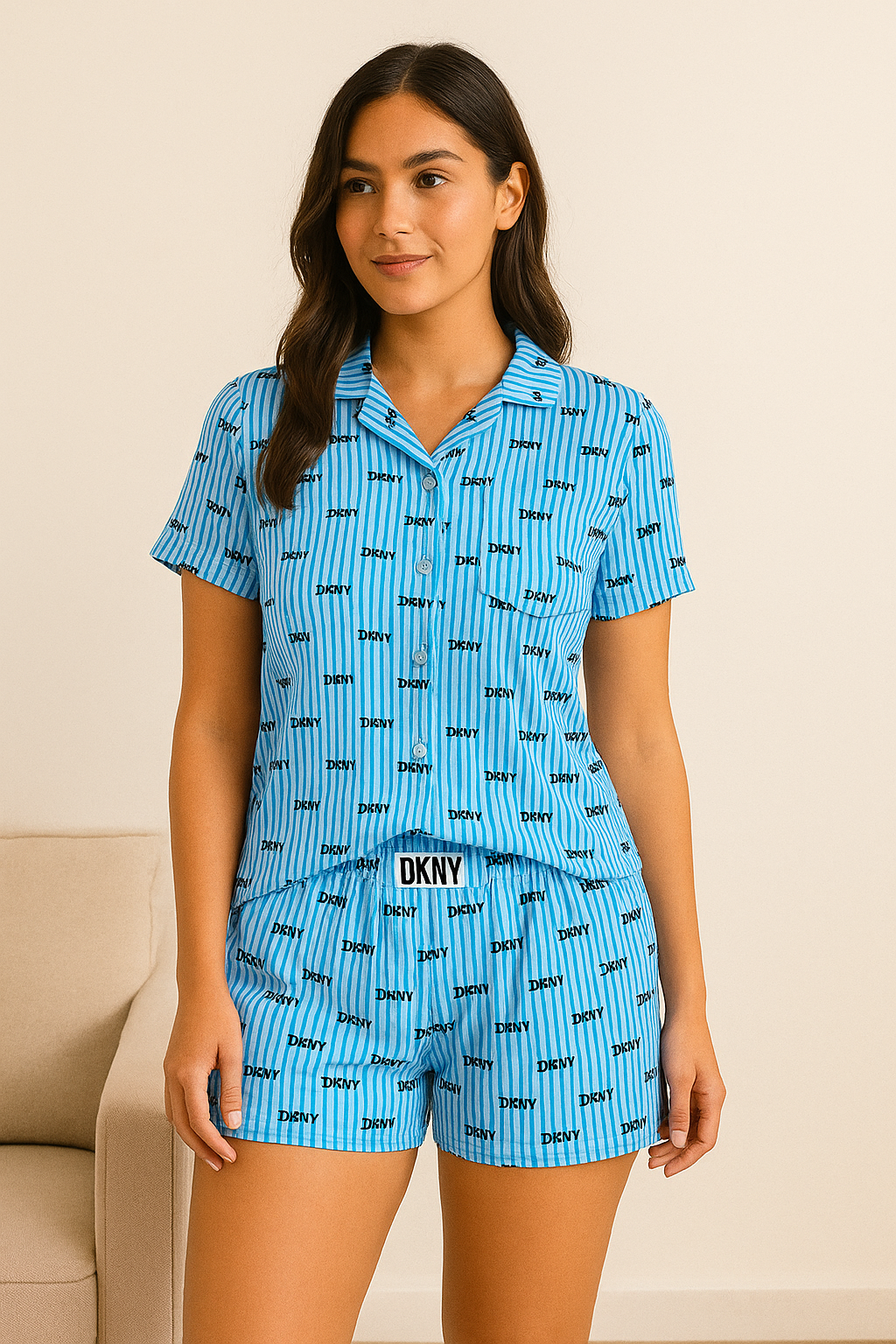 Pijama de short DKNY azul, líneas blancas, estampado DKNY negro