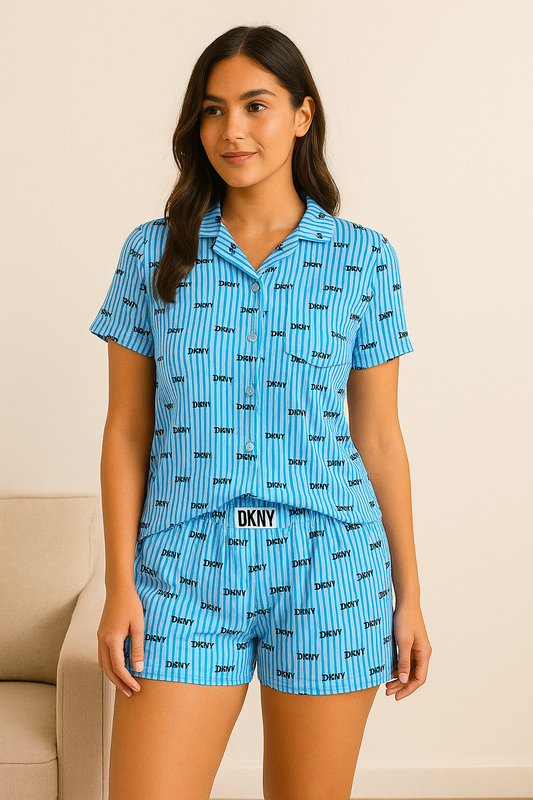 Pijama de short DKNY azul, líneas blancas, estampado DKNY negro