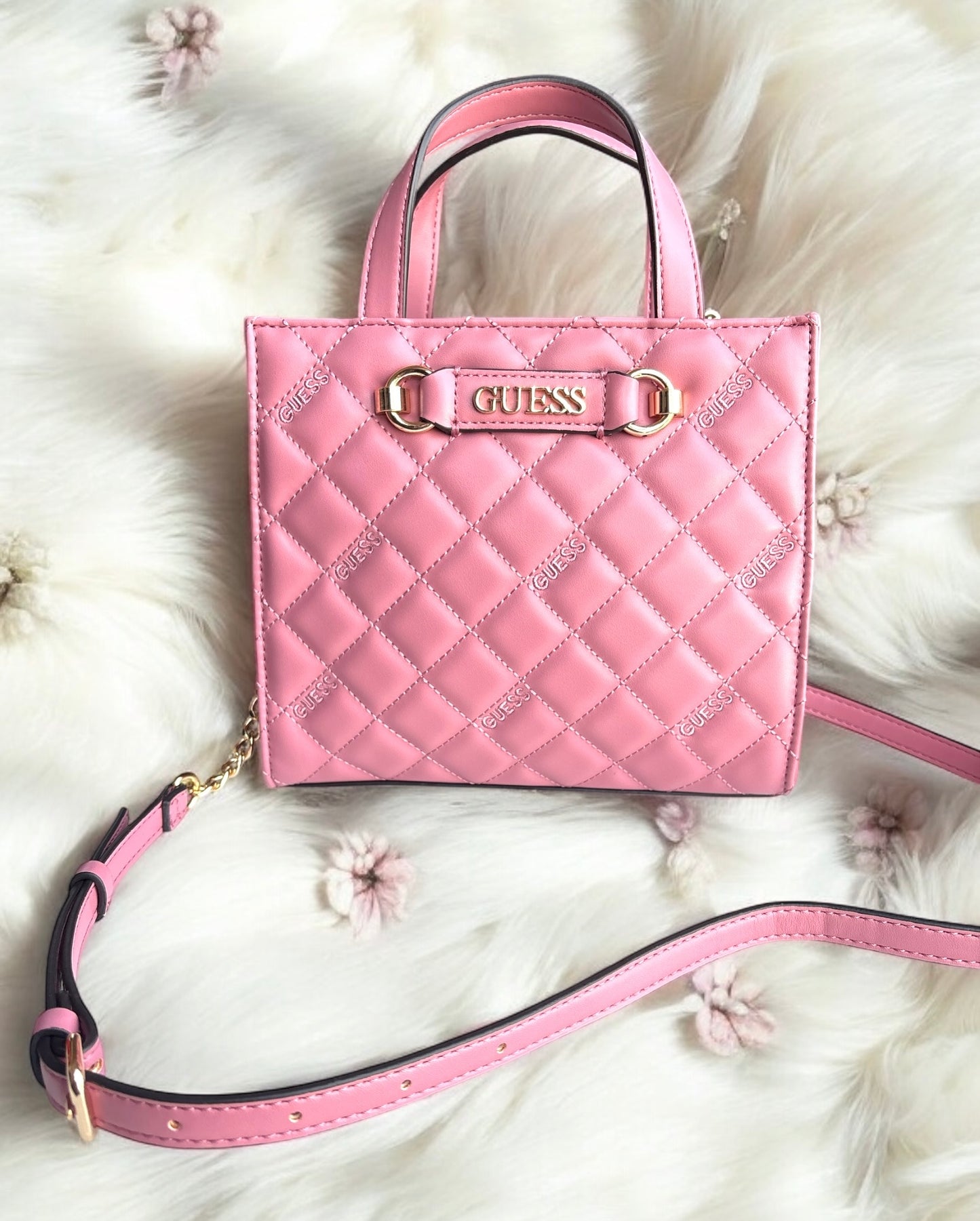 Tote Guess rosa acolchonada con strap