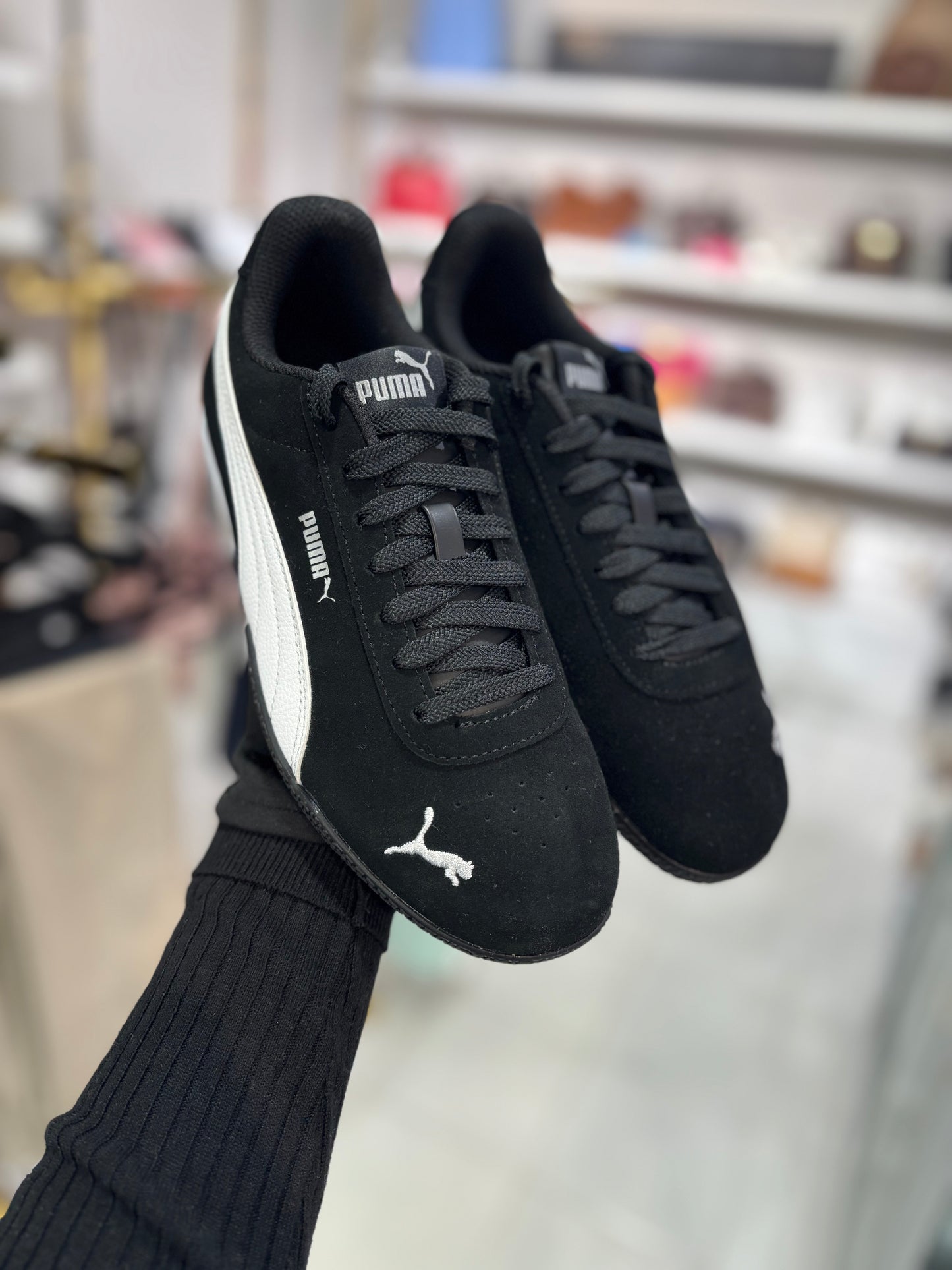 Tenis Puma negros de gamuza