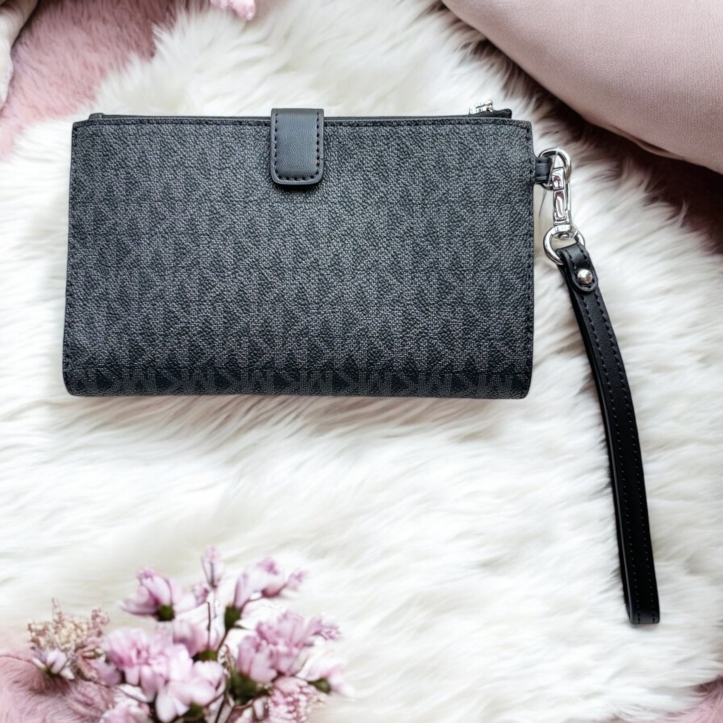 Cartera Michael K negra con monogram doble cierre