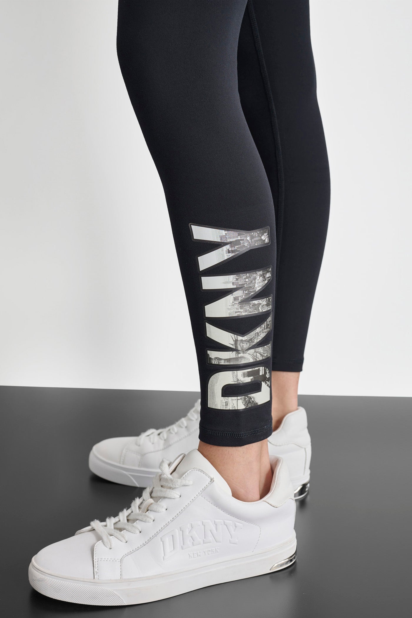 Leggings DKNY Sport negro letra con fondo de ciudad