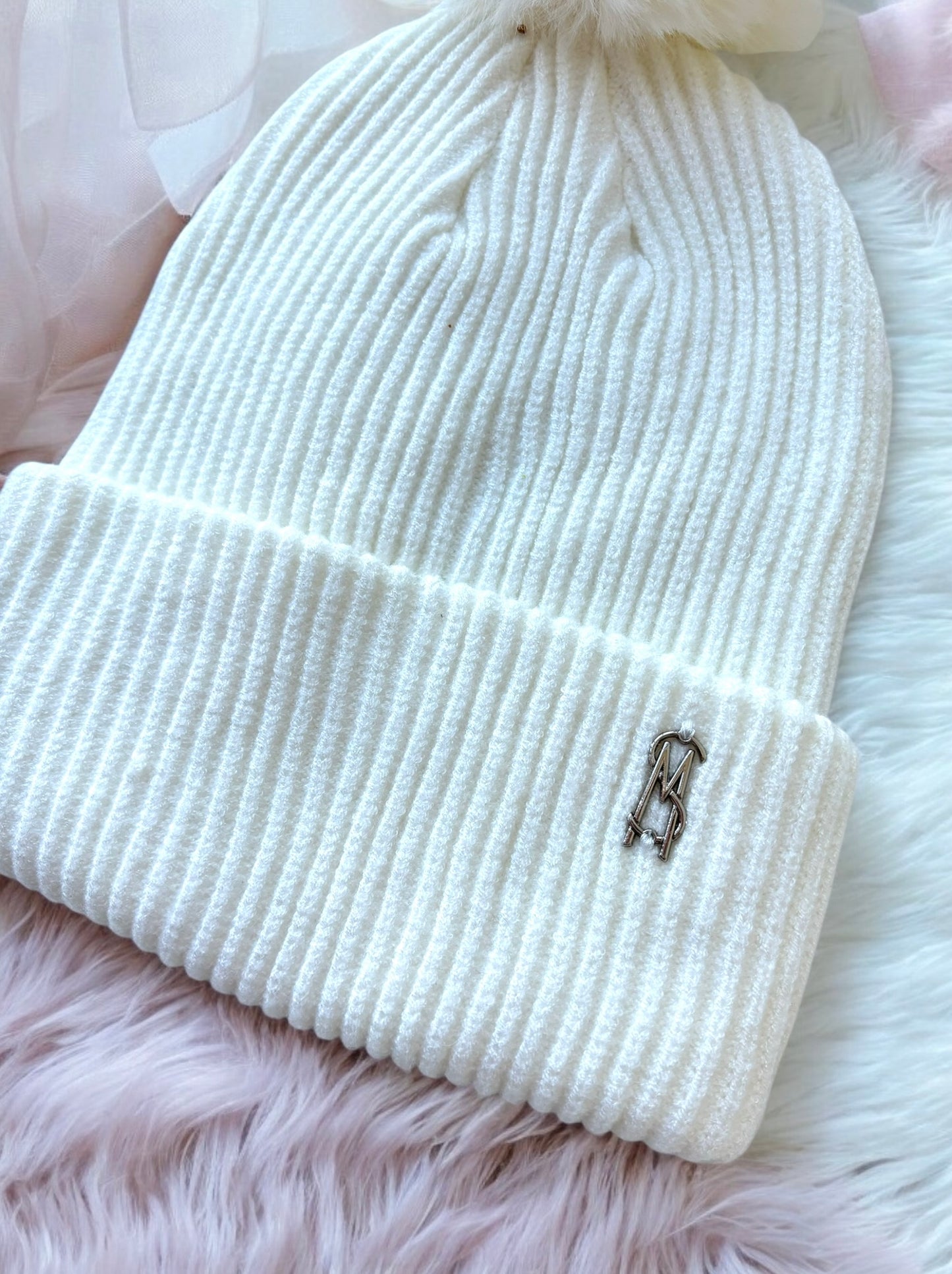 Gorro Steve M blanco con pompón y placa plateada