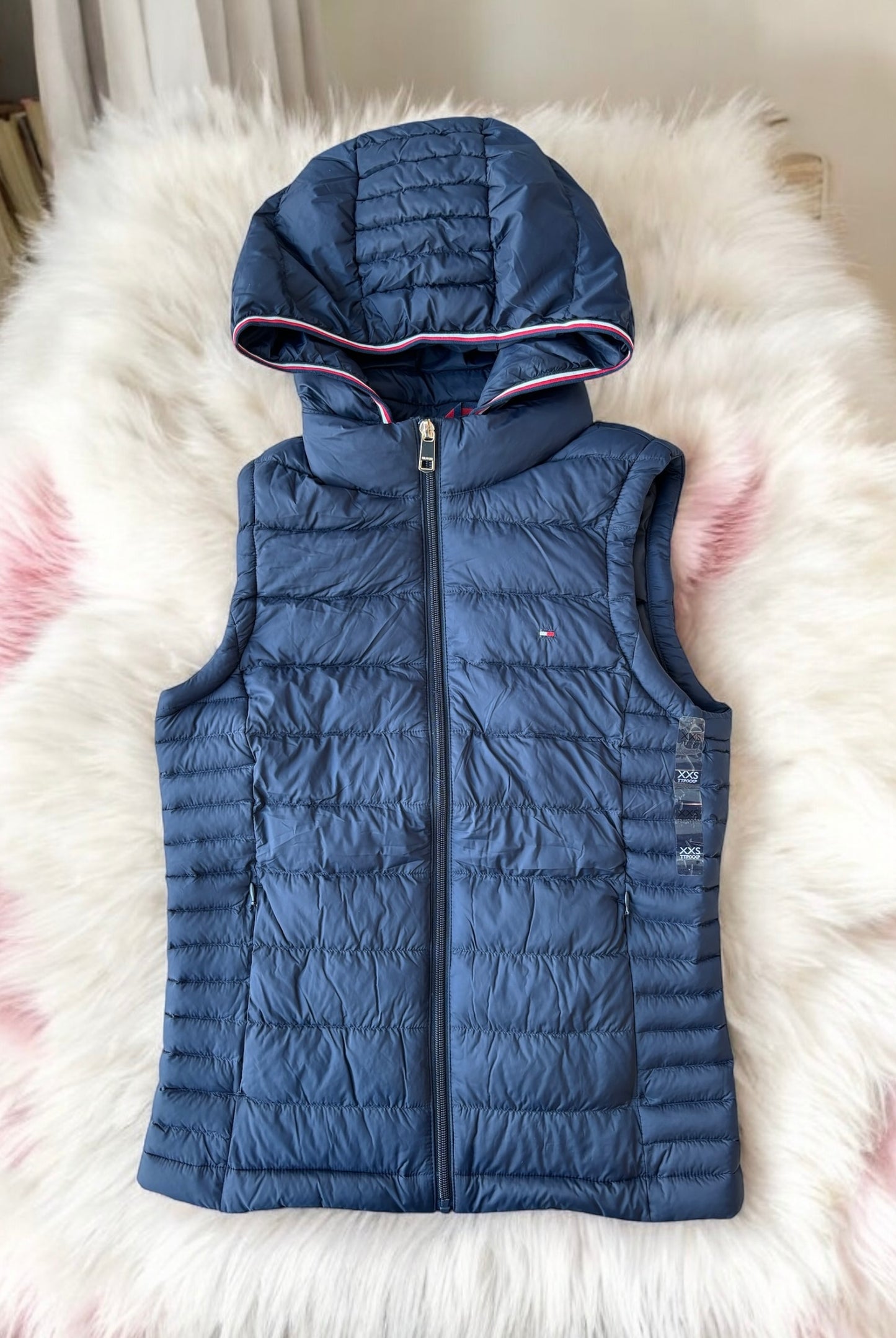 Chaleco Tommy H azul marino con gorro