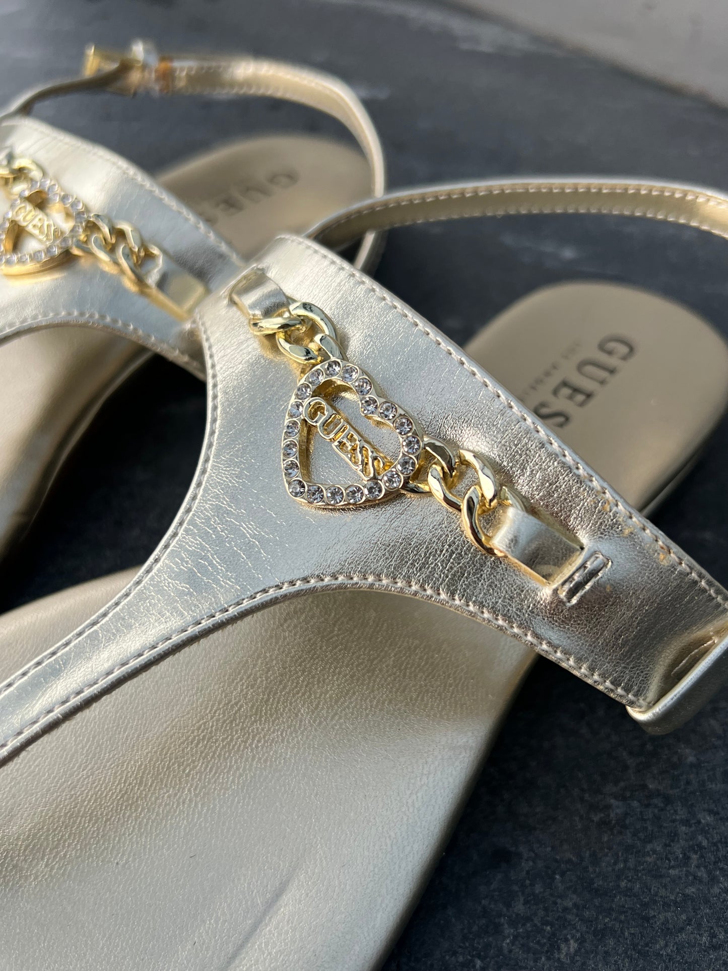 Sandalias Guess doradas