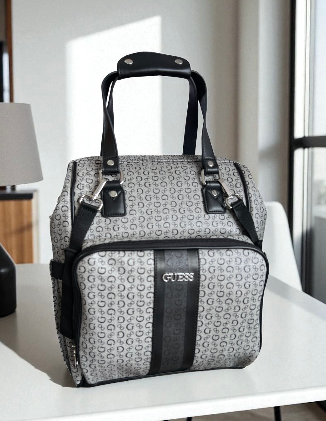 Backpack/Diaper bag Guess gris de viaje incluyes stroller straps