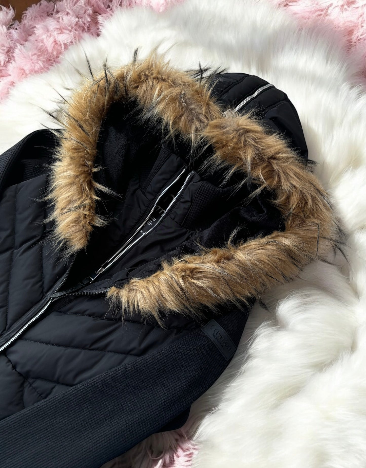 Chamarra Calvin K negra con peluche color café