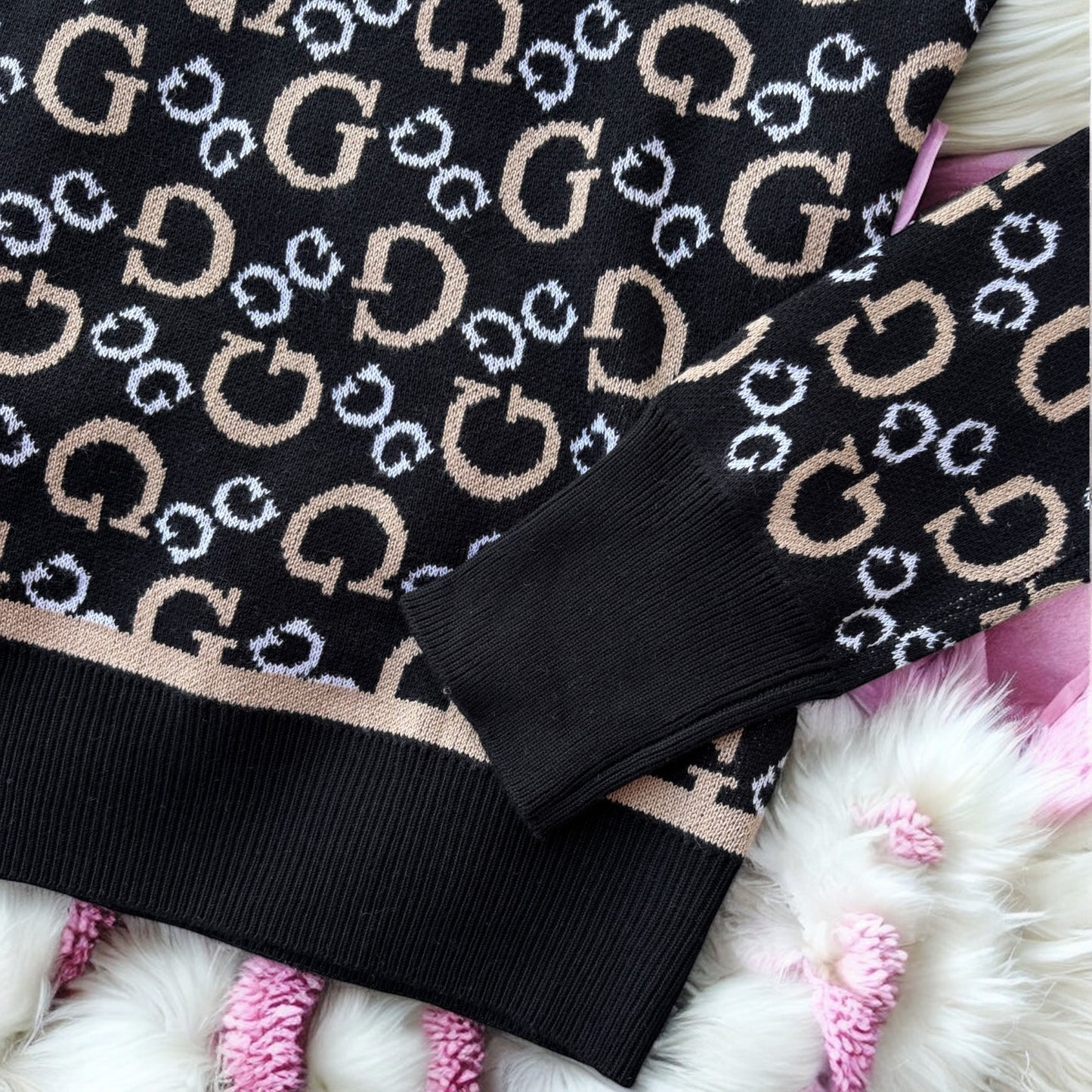 Suéter Guess negro con monogram blanco y botones en el cuello dorados