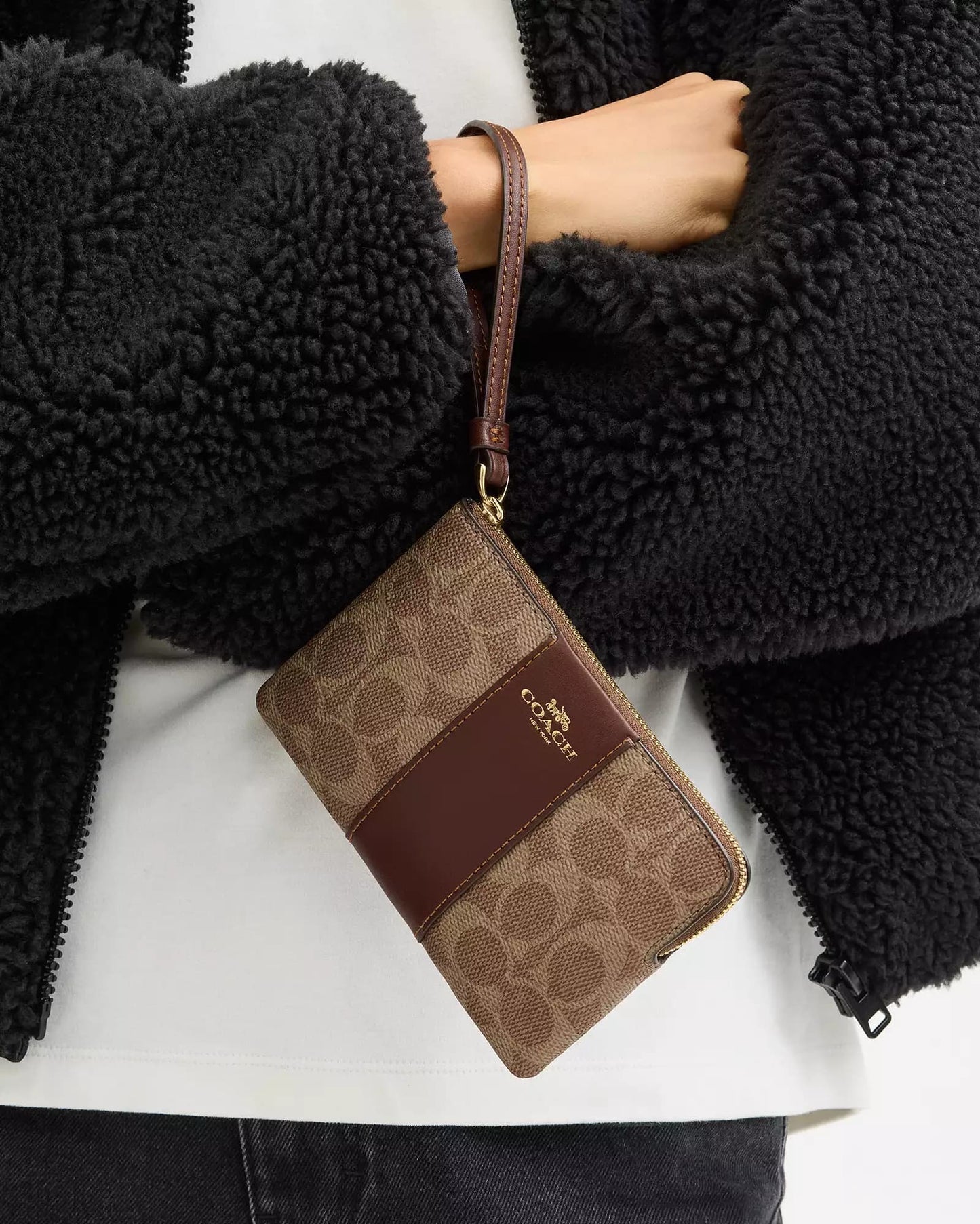Muñequera Coach chocolate/café, monogram y strap