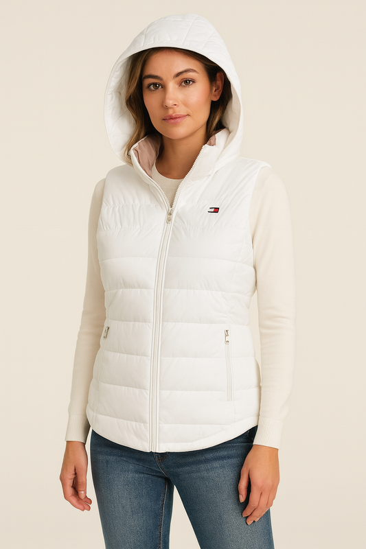 Chaleco Tommy H blanco capitonado, fondo nude y capucha