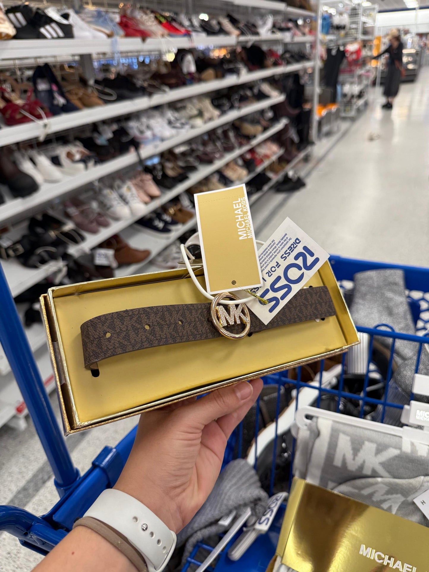 Cinturón Michael K chocolate con monogram y placa dorada con brillos