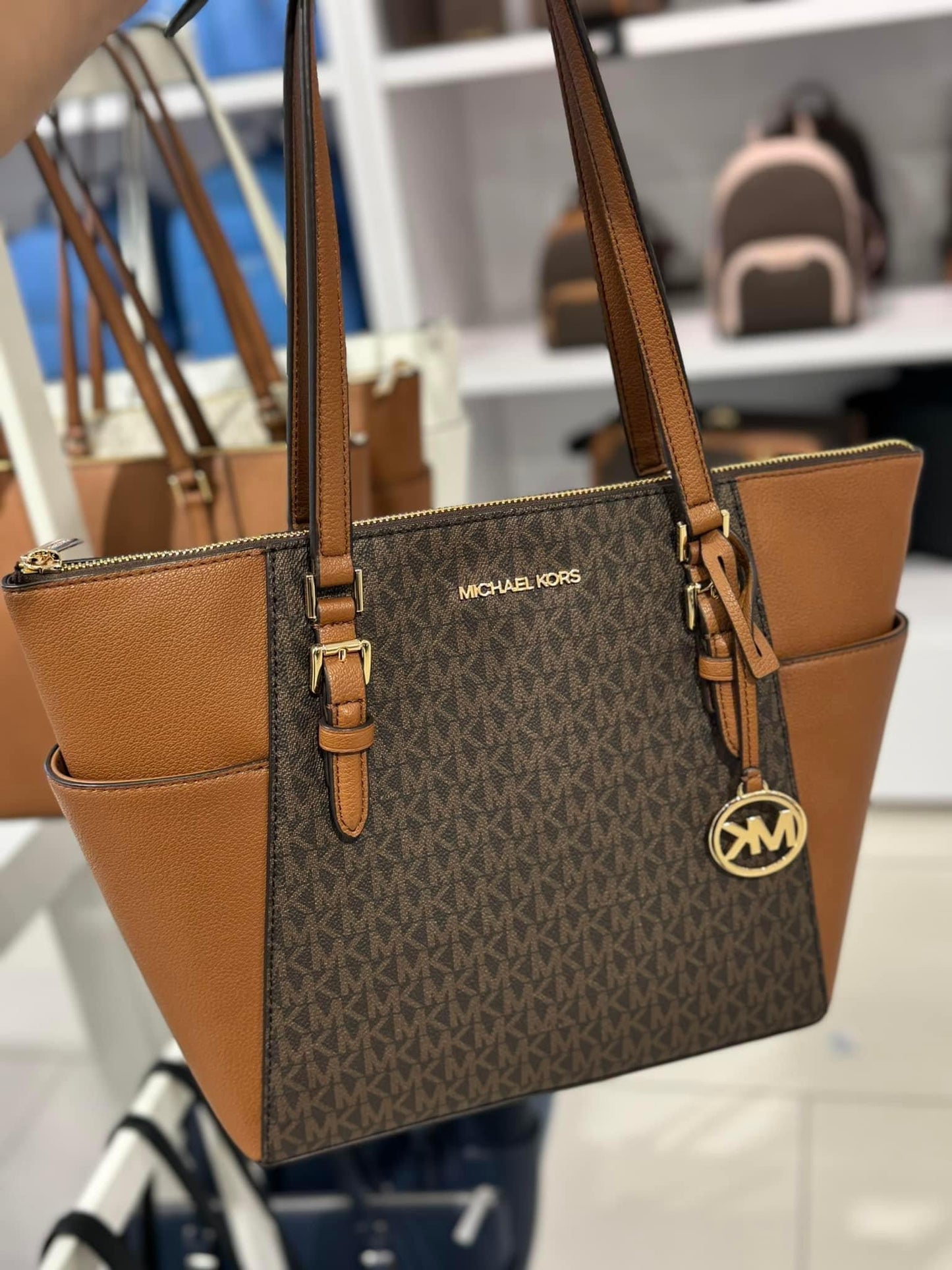 Tote Michael K Charlotte café con monogram cierre superior