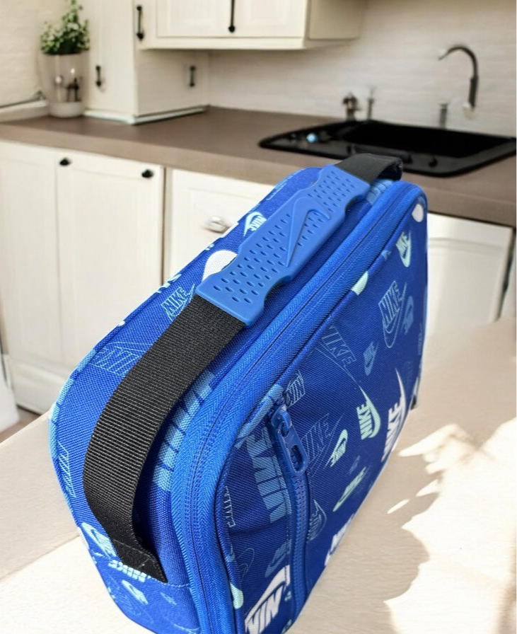 Lunch Bag azul rey, monogram y strap con goma