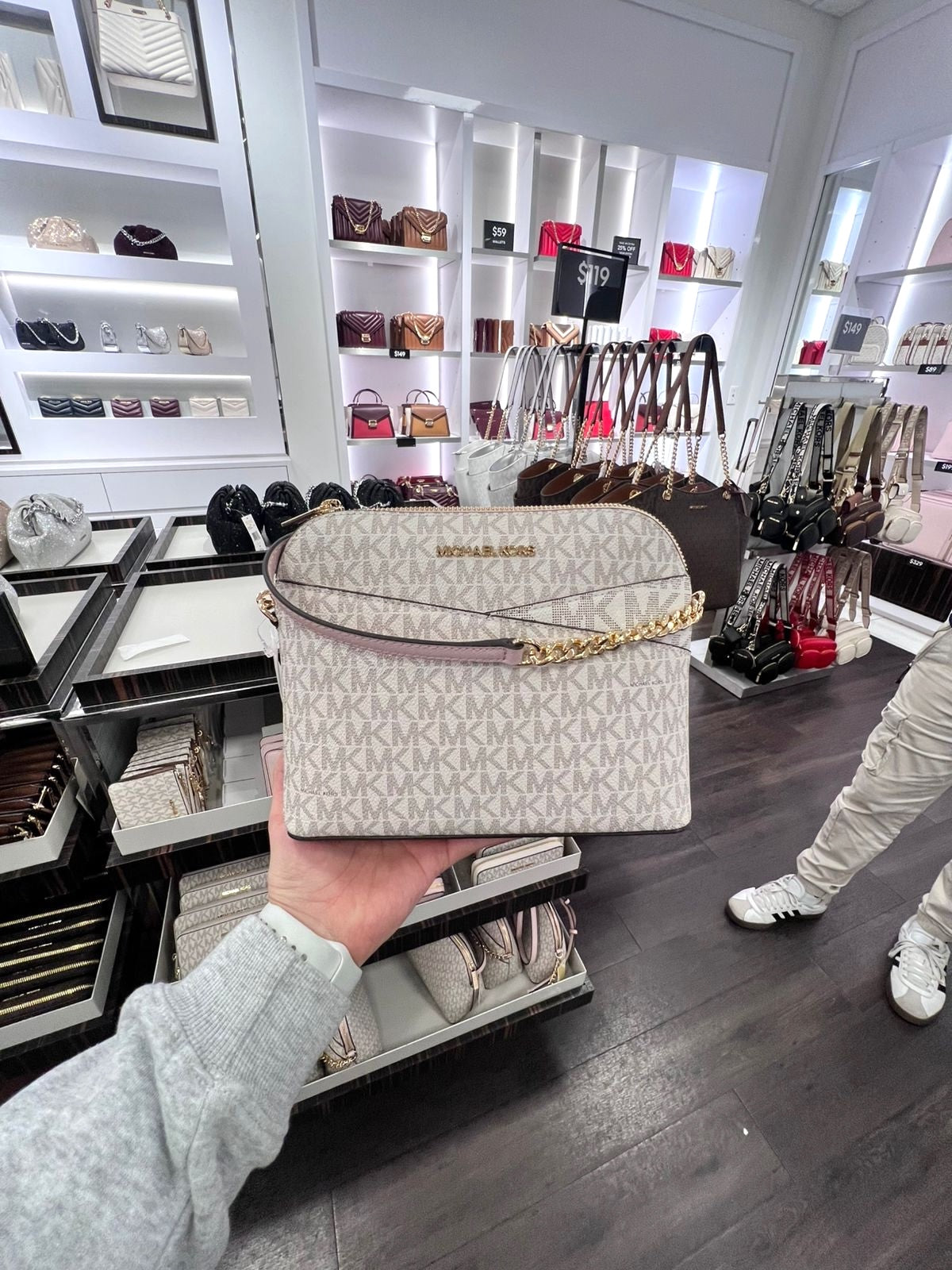 Crossbody Michael K Vanilla/rosa con monogram