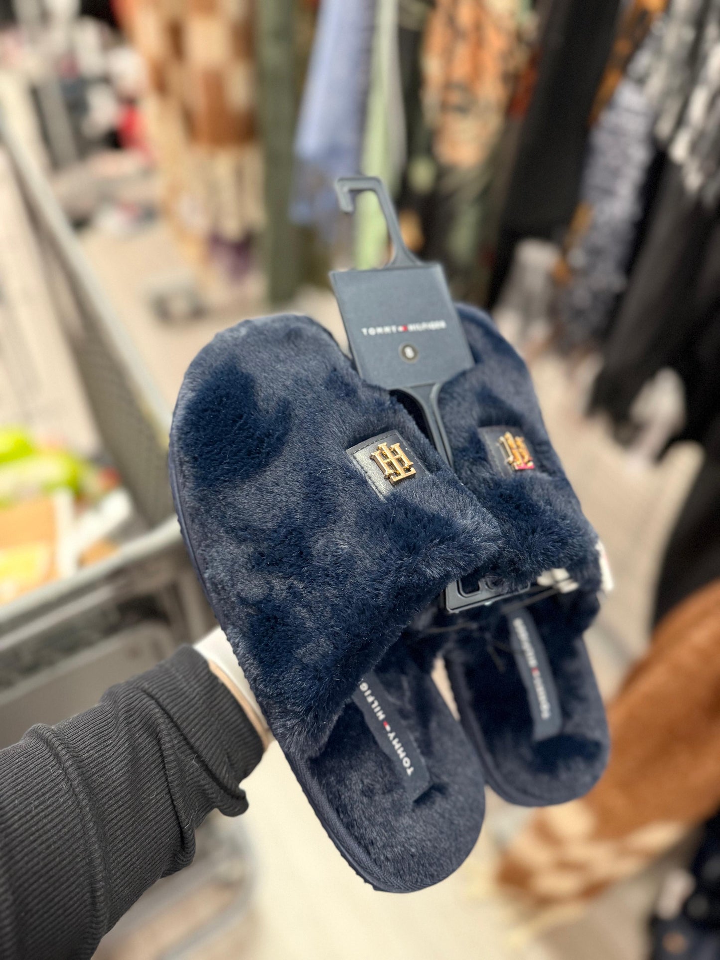 Pantuflas Tommy H azul marino con placa dorada