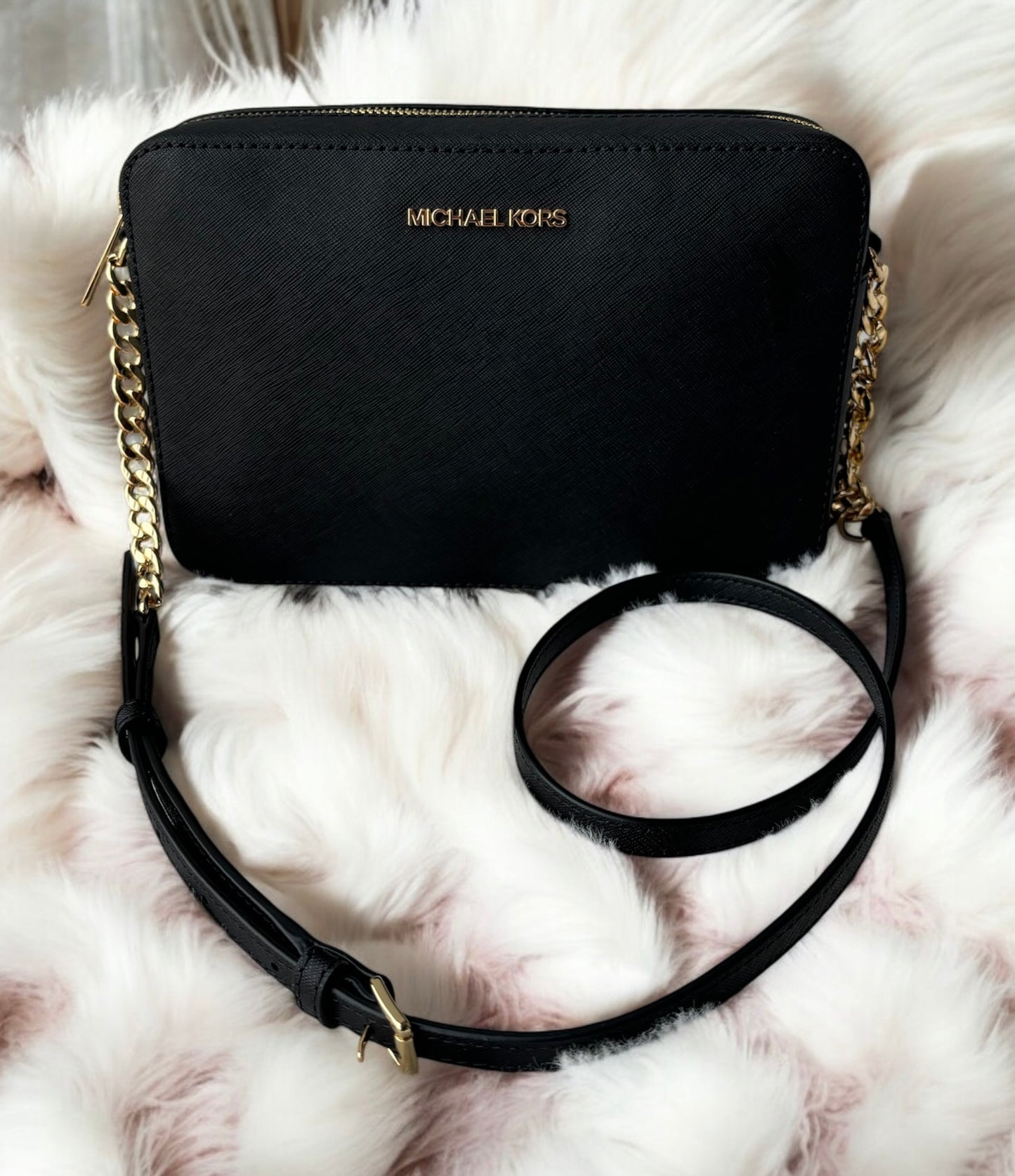 Crossbody Michael k negra con dorado