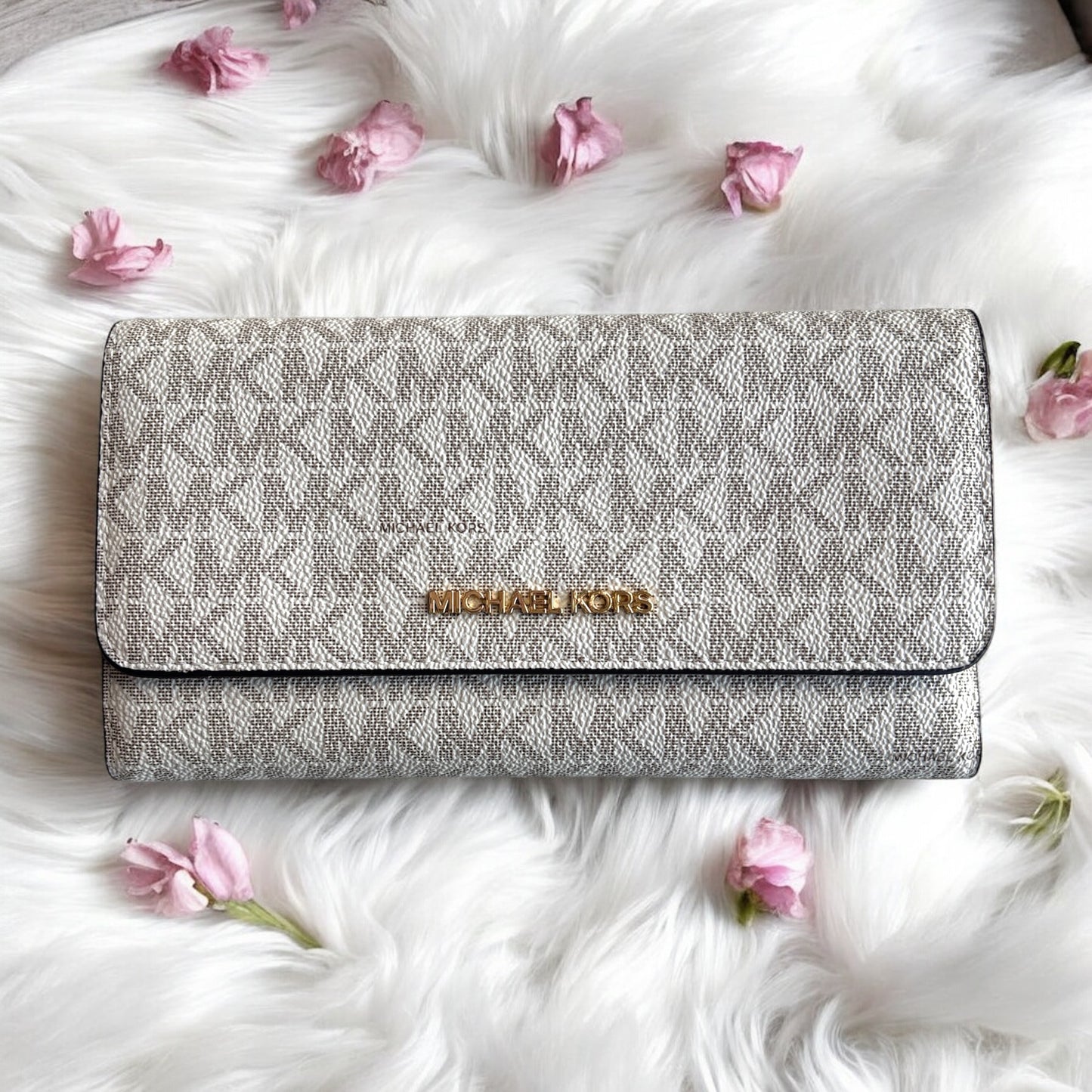 Cartera Michael K con monogram color vainilla con beige
