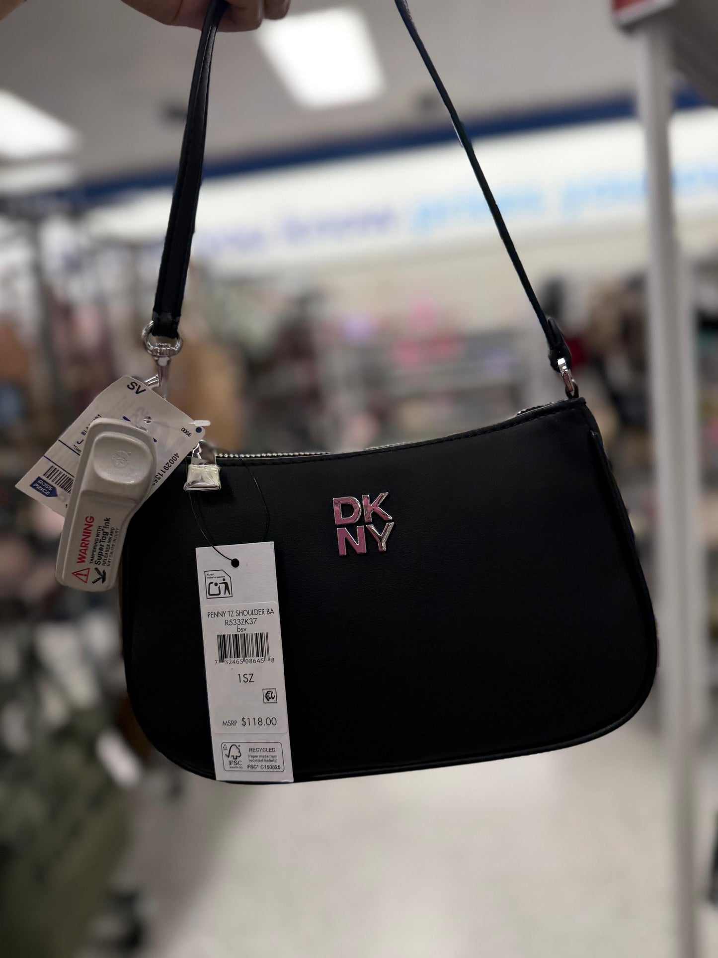 Hobo DKNY negra con placa plateada