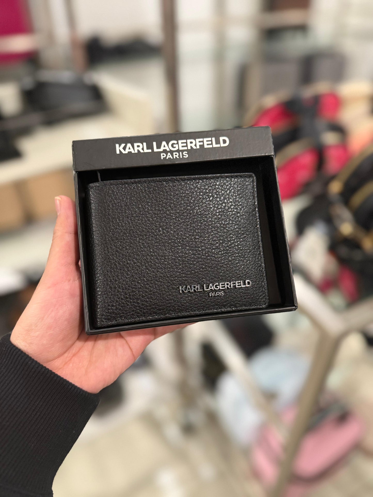 Cartera Karl L negra con textura y placa plateada