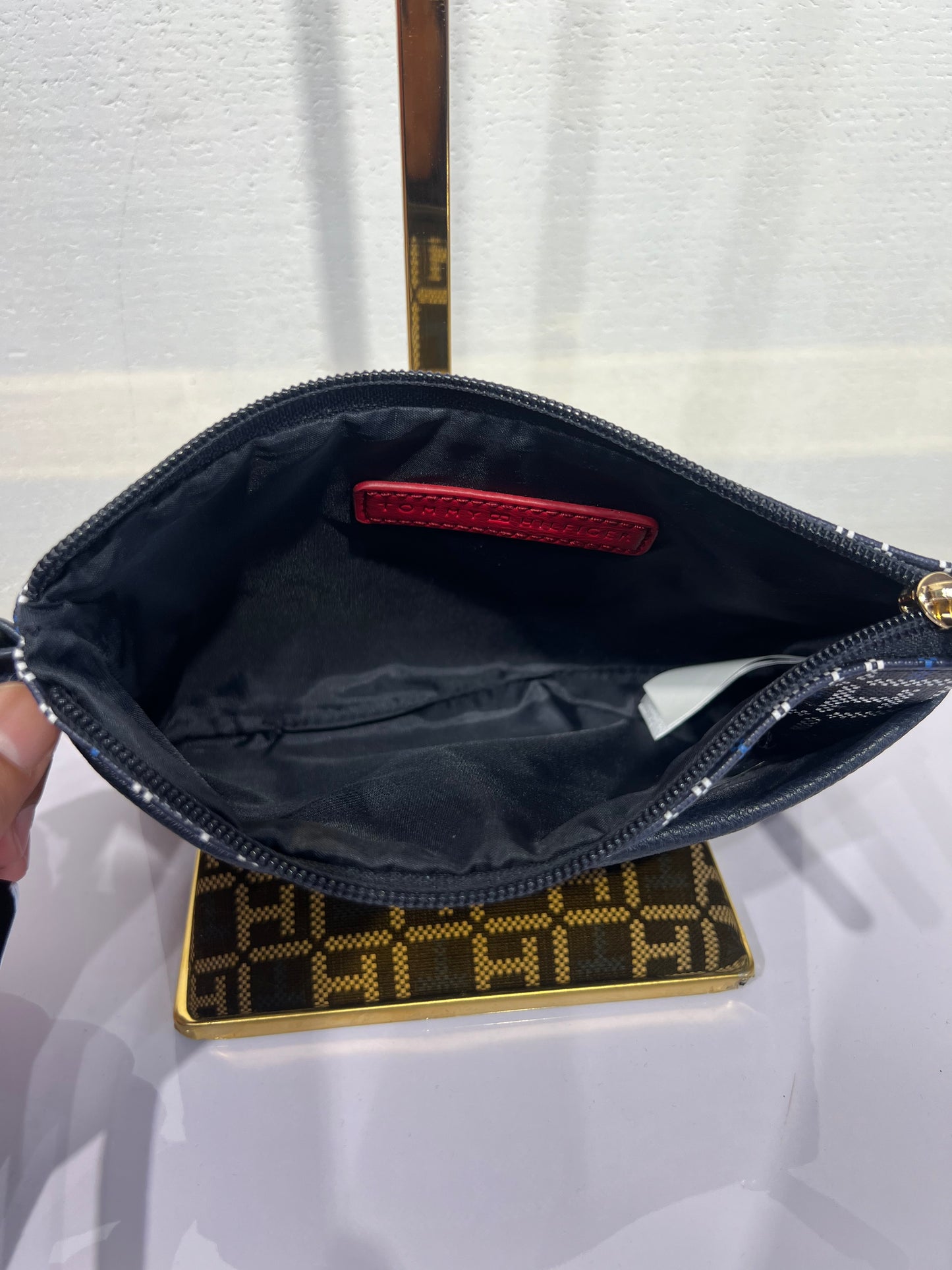 Muñequera Tommy H azul marinl con monogram azul y blanco