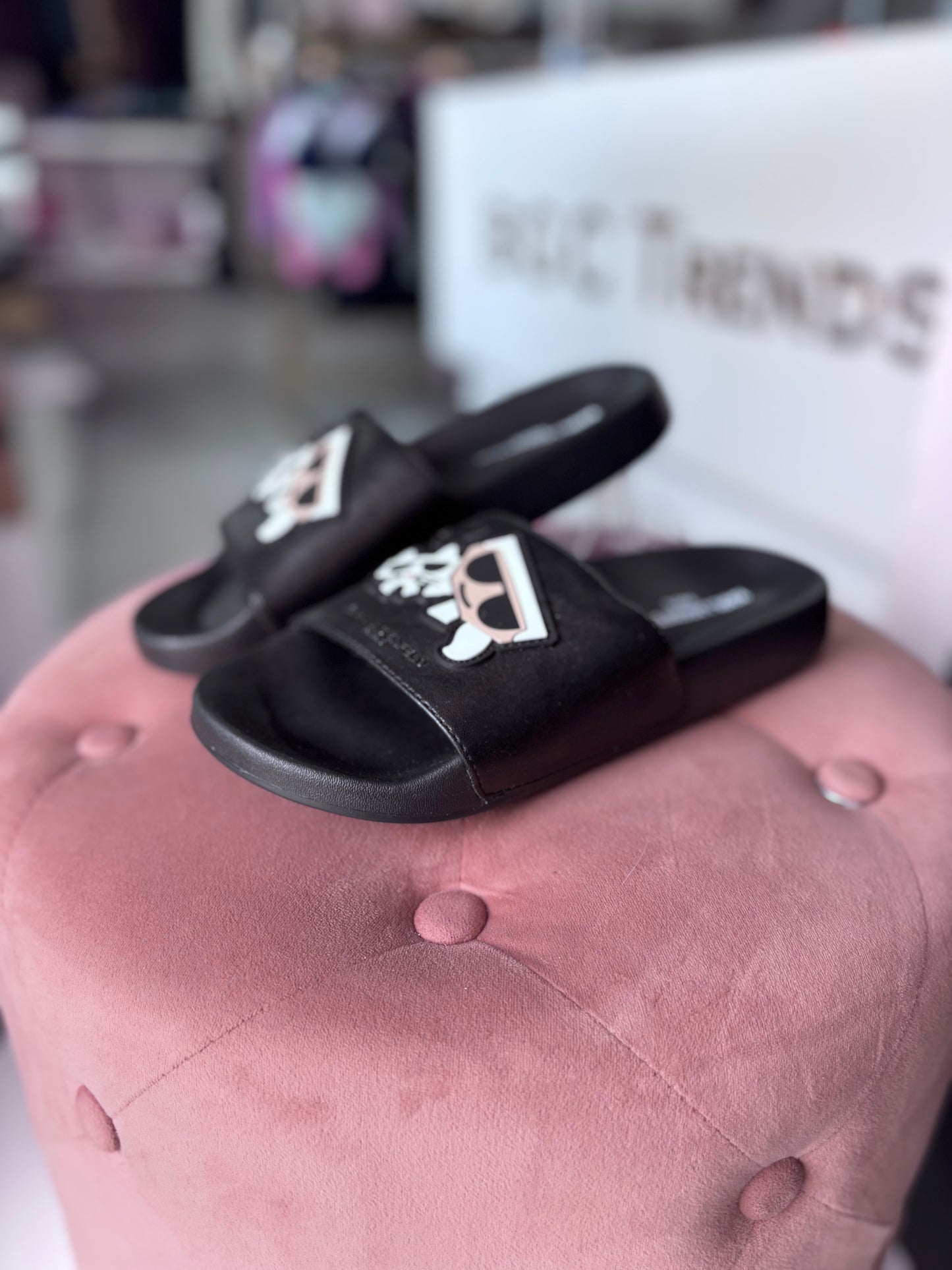 Sandalias Karl L negra con logo de goma