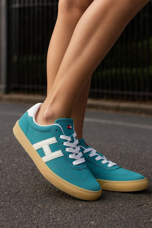 Tenis Tommy H verde, H en crema, bandera en lengüeta y suela camel