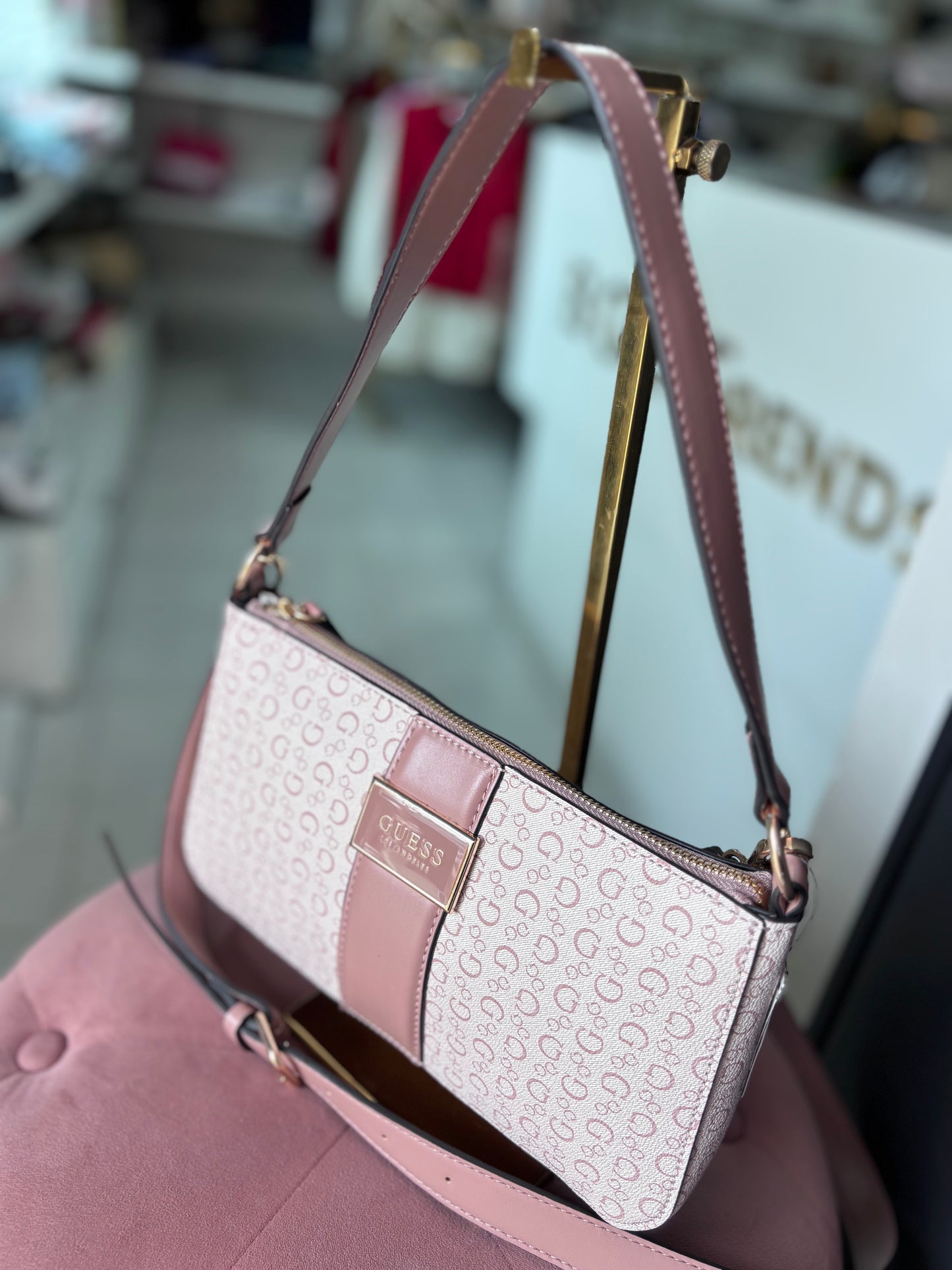 Crossbody/Hobo Guess rosa con placa