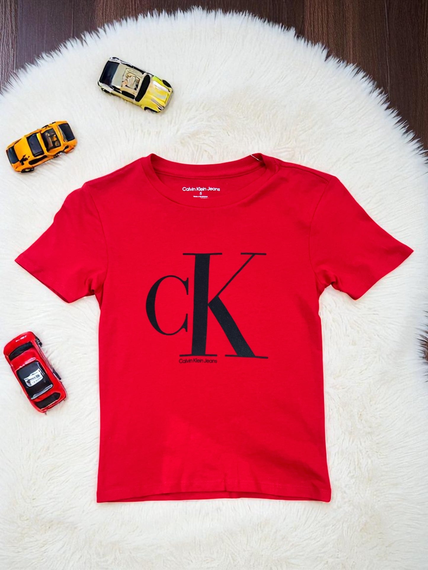 Playera Calvin K roja, letras negras, para niño