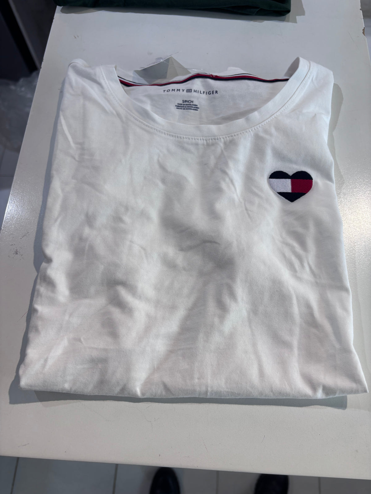 Playera Tommy H blanca con corazón