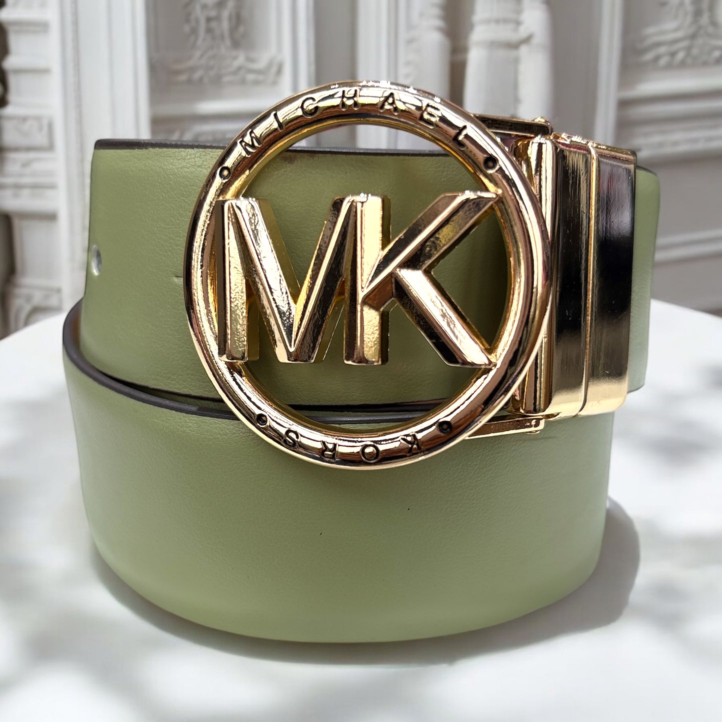 Cinturón Michael K verde/café reversible con placa dorada