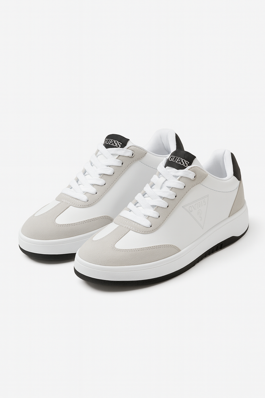 Tenis Guess blanco/gris detalle negro en lengüeta, logo plateado