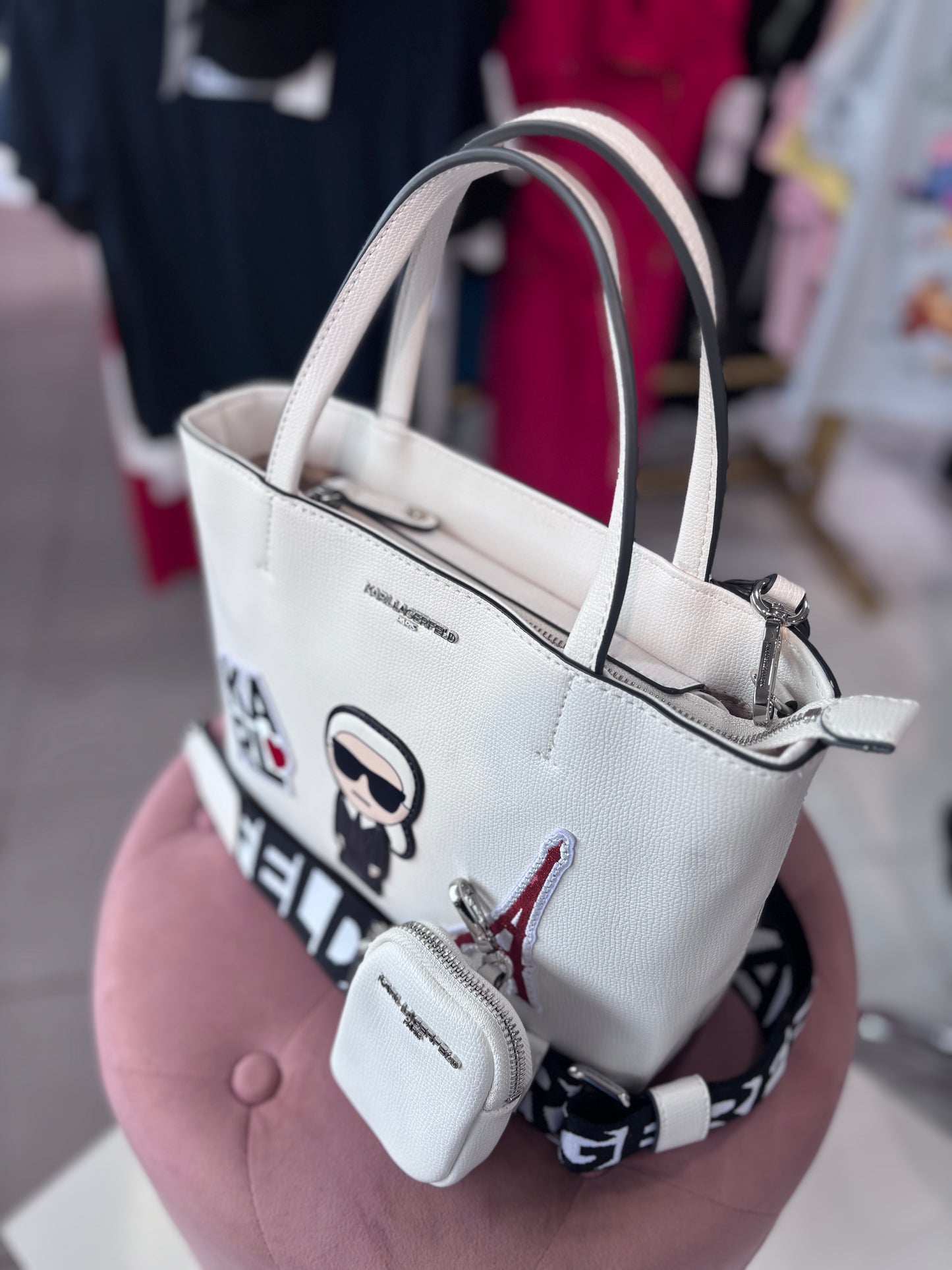 Tote Karl L blanca con parches y monedero