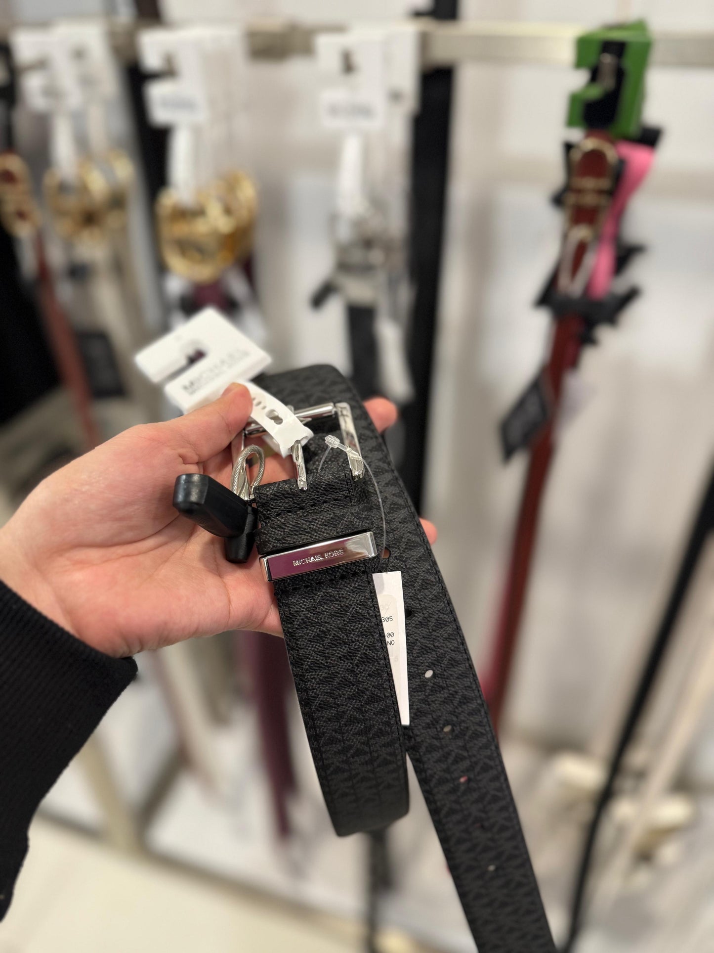 Cinturón Michael K negro monogram gris y placa cuadrada plateada