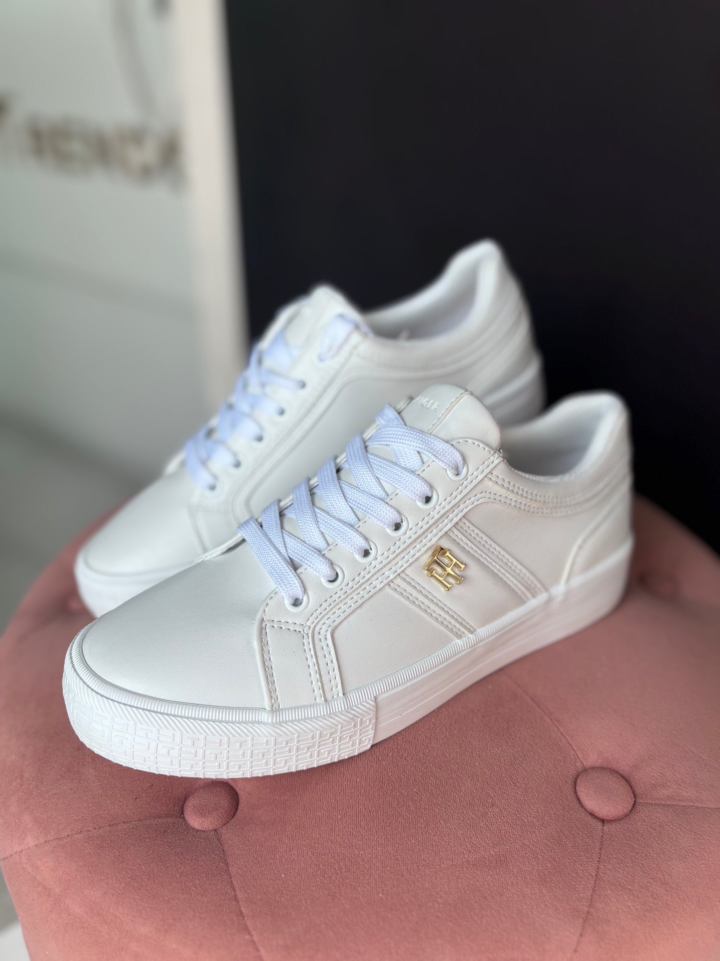 Tenis Tommy H blancos con placa TH dorada