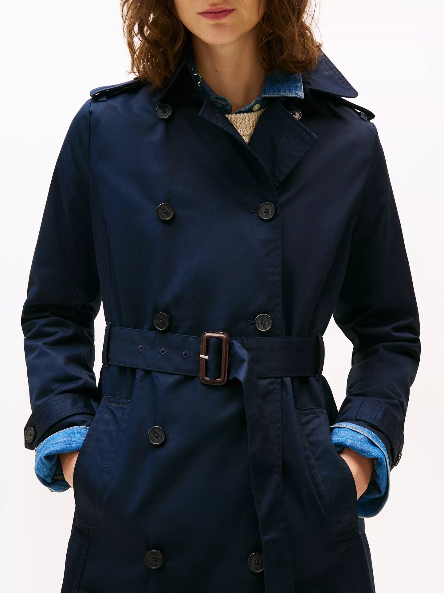 Gabardina Tommy H azul marino, botones café, cinturón y broche en cuello