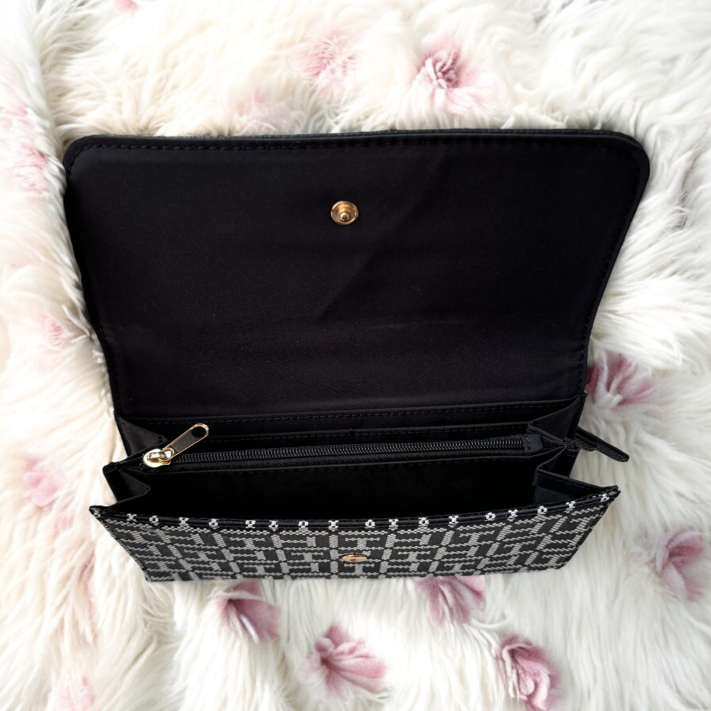 Cartera Tommy H negra con monogram blanco