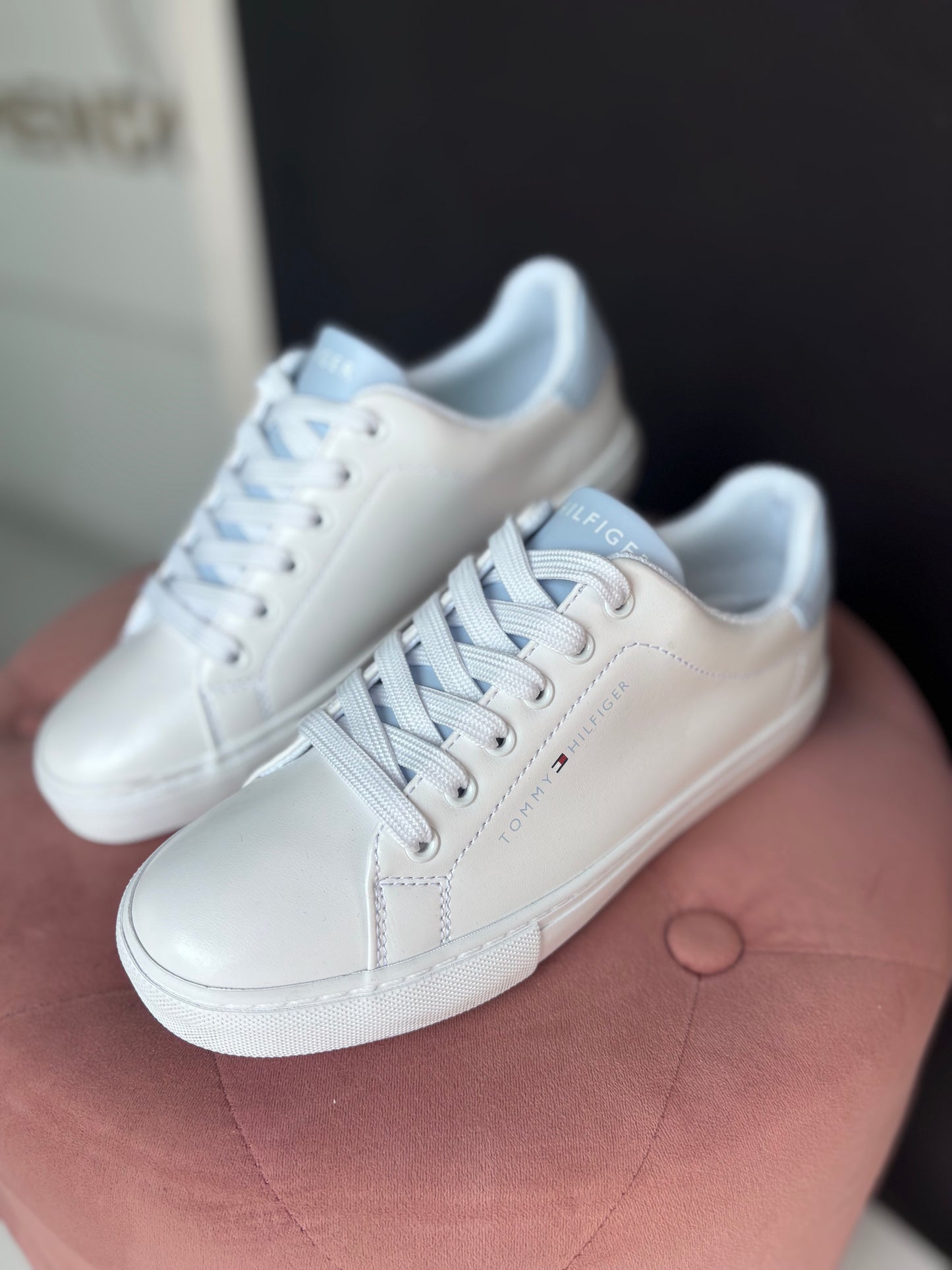 Tenis Tommy H blancos con detalles azul claro