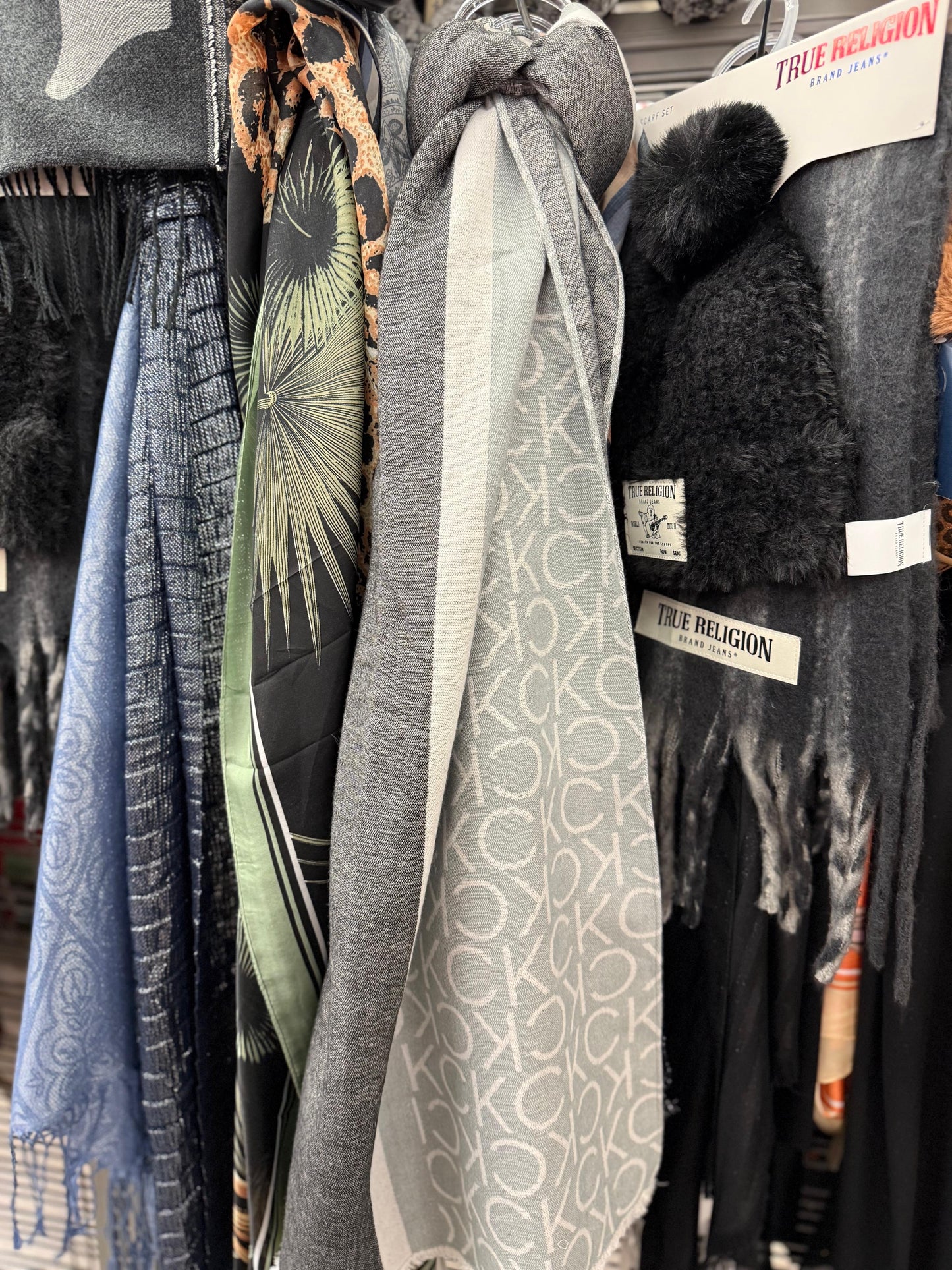 Bufanda Calvin K verde menta/gris con letras blancas grande