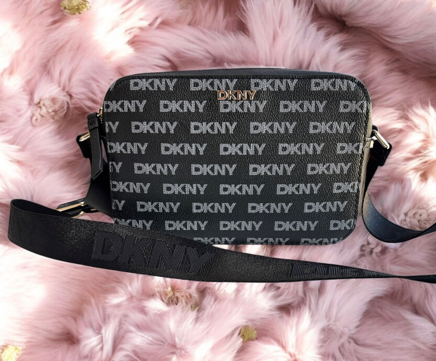 Crossbody DKNY negra con monogram blanco doble cierre