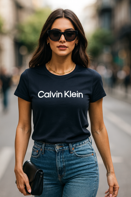 Playera Calvin K negra, letras blancas