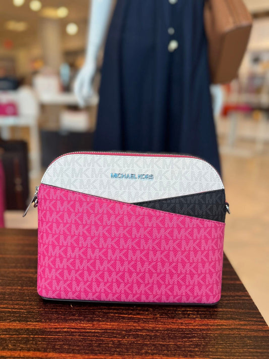 Crossbody Michael k rosa con monogram y detalles en color negro y blanco