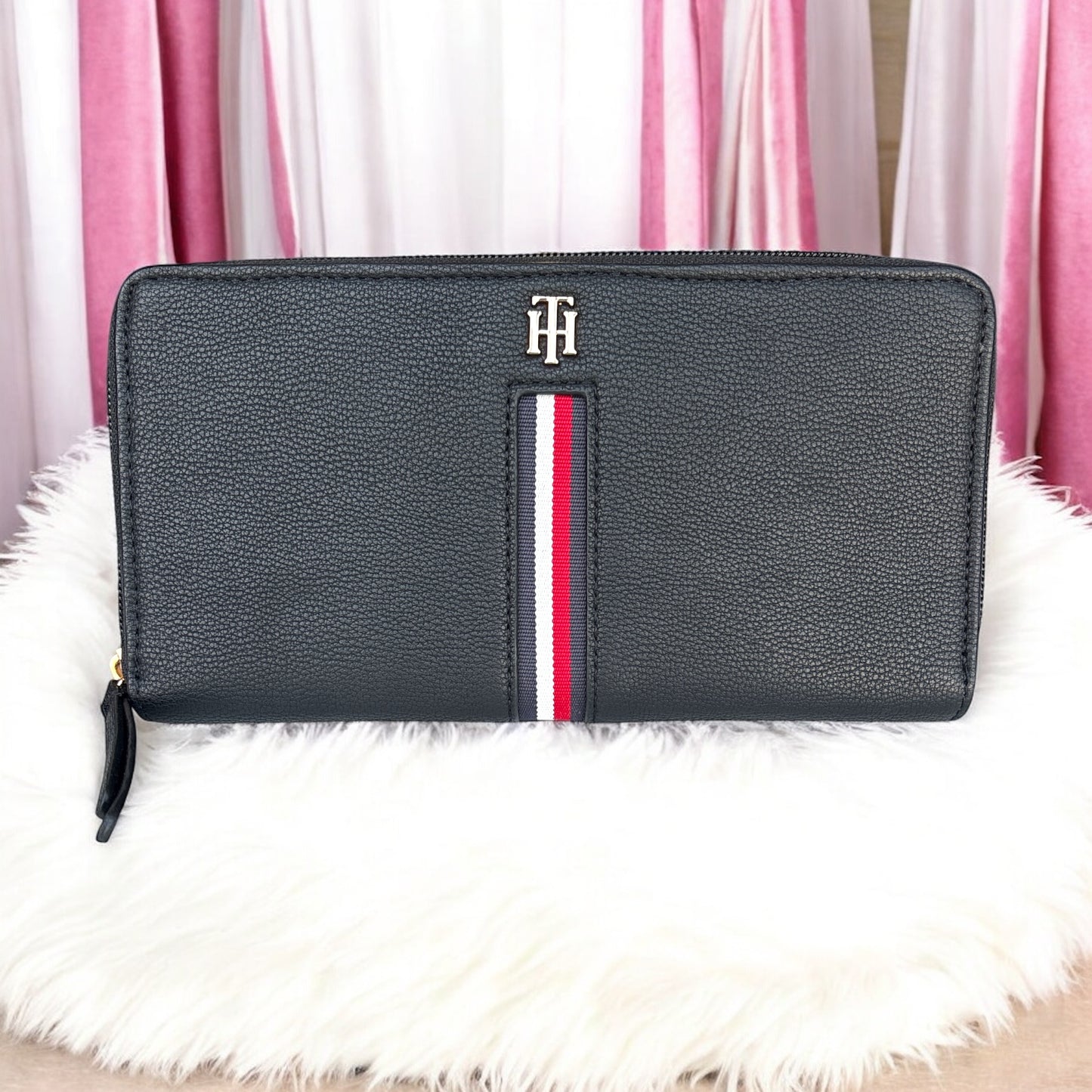 Cartera Tommy H negra con líneas